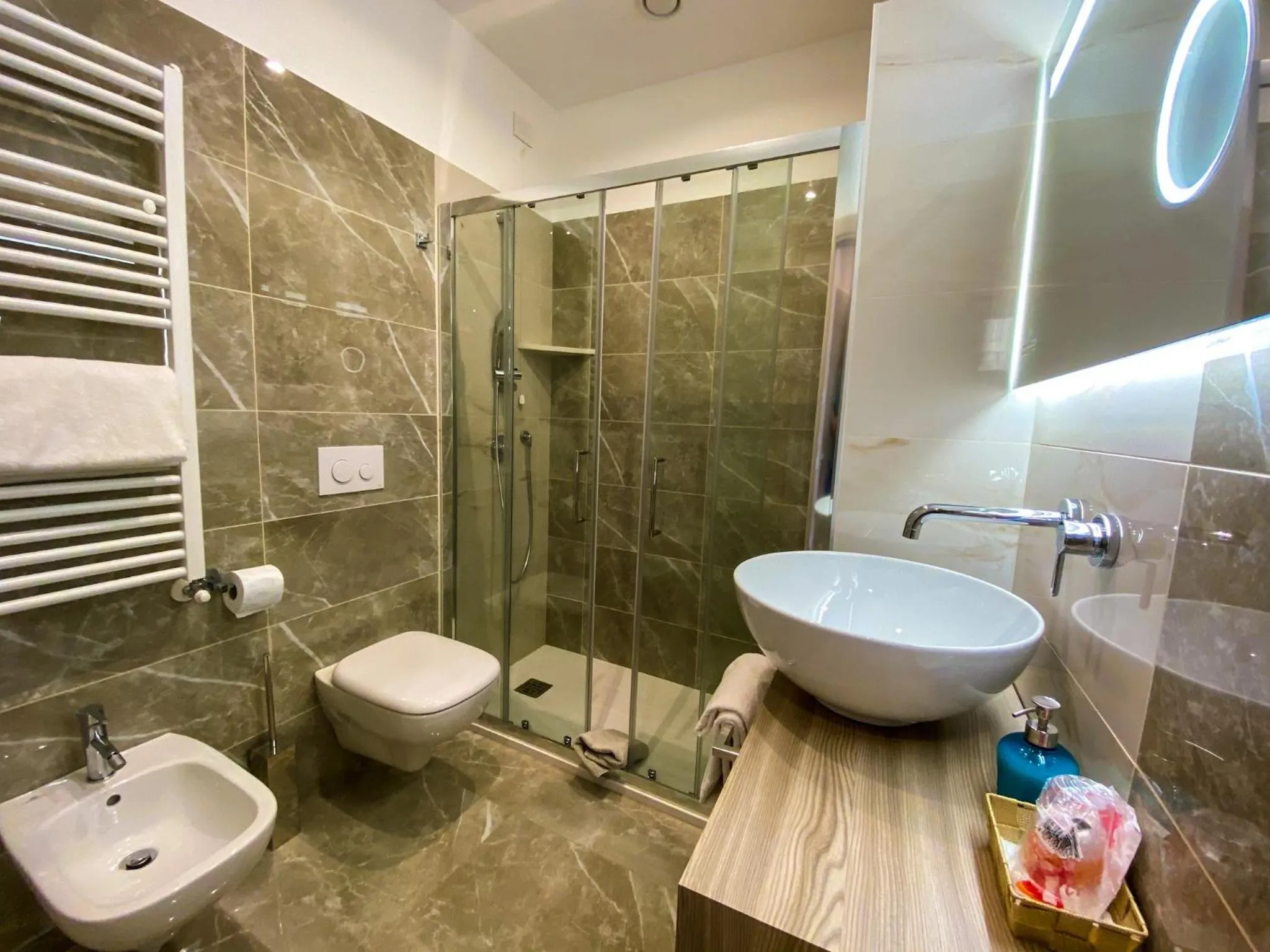 Shower in Hotel Victoria