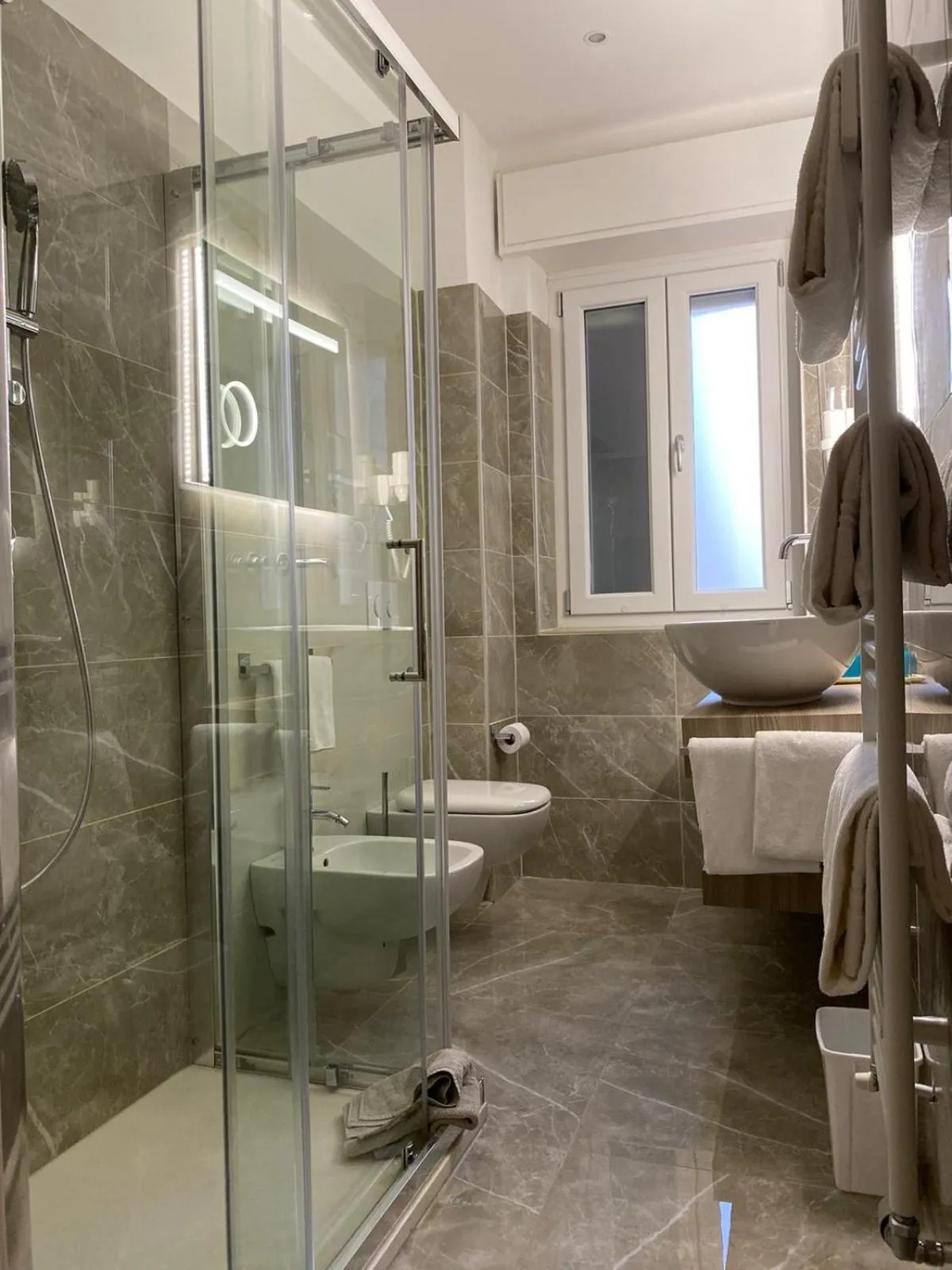 Shower in Hotel Victoria