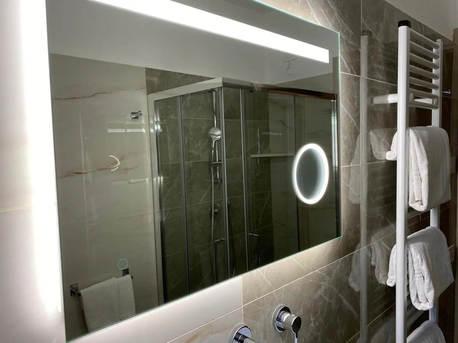 Shower in Hotel Victoria