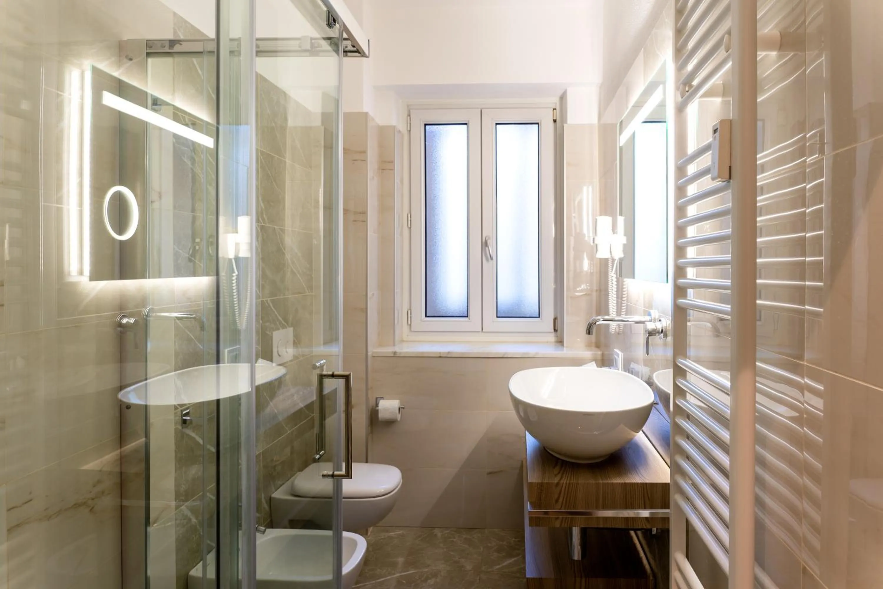 Shower in Hotel Victoria