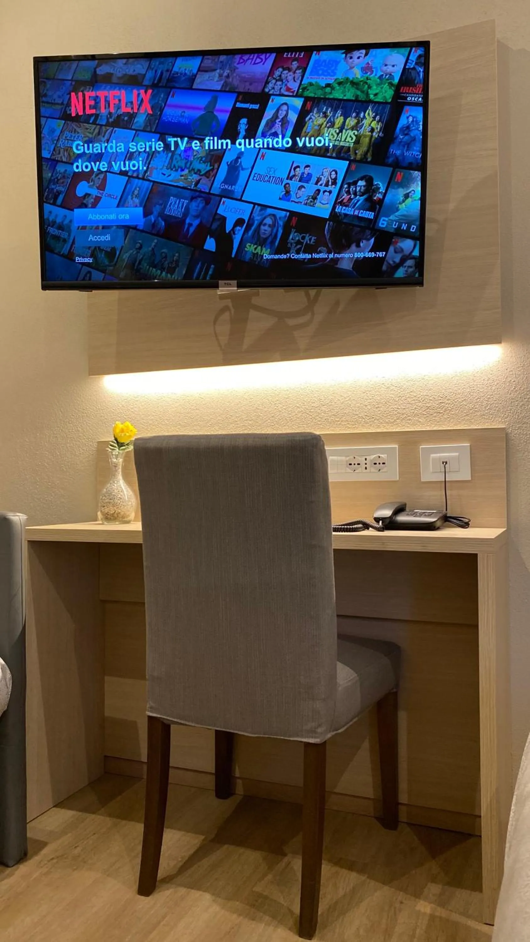 Communal lounge/ TV room in Hotel Victoria