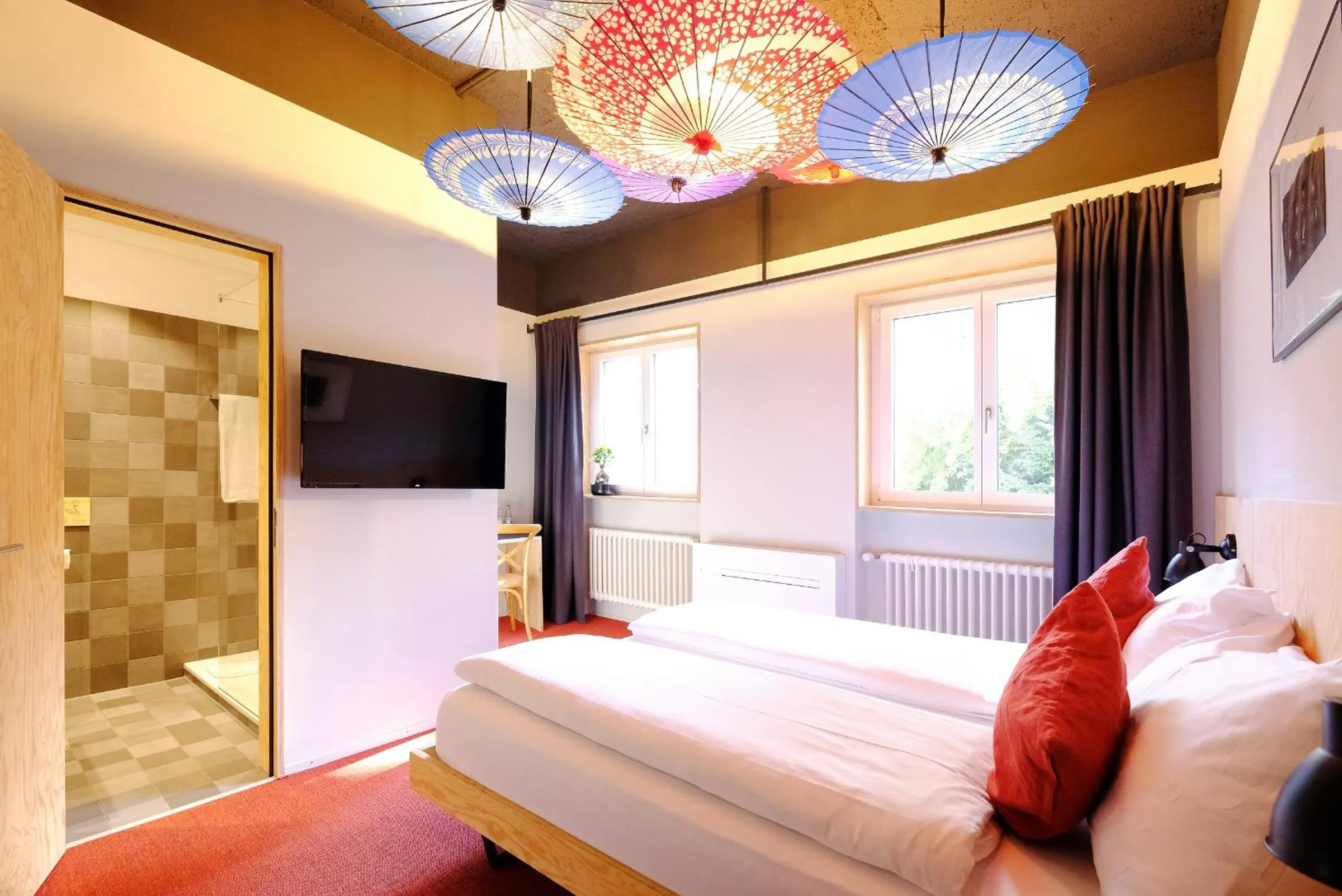 Photo of the whole room, Bed in Barabas Luzern