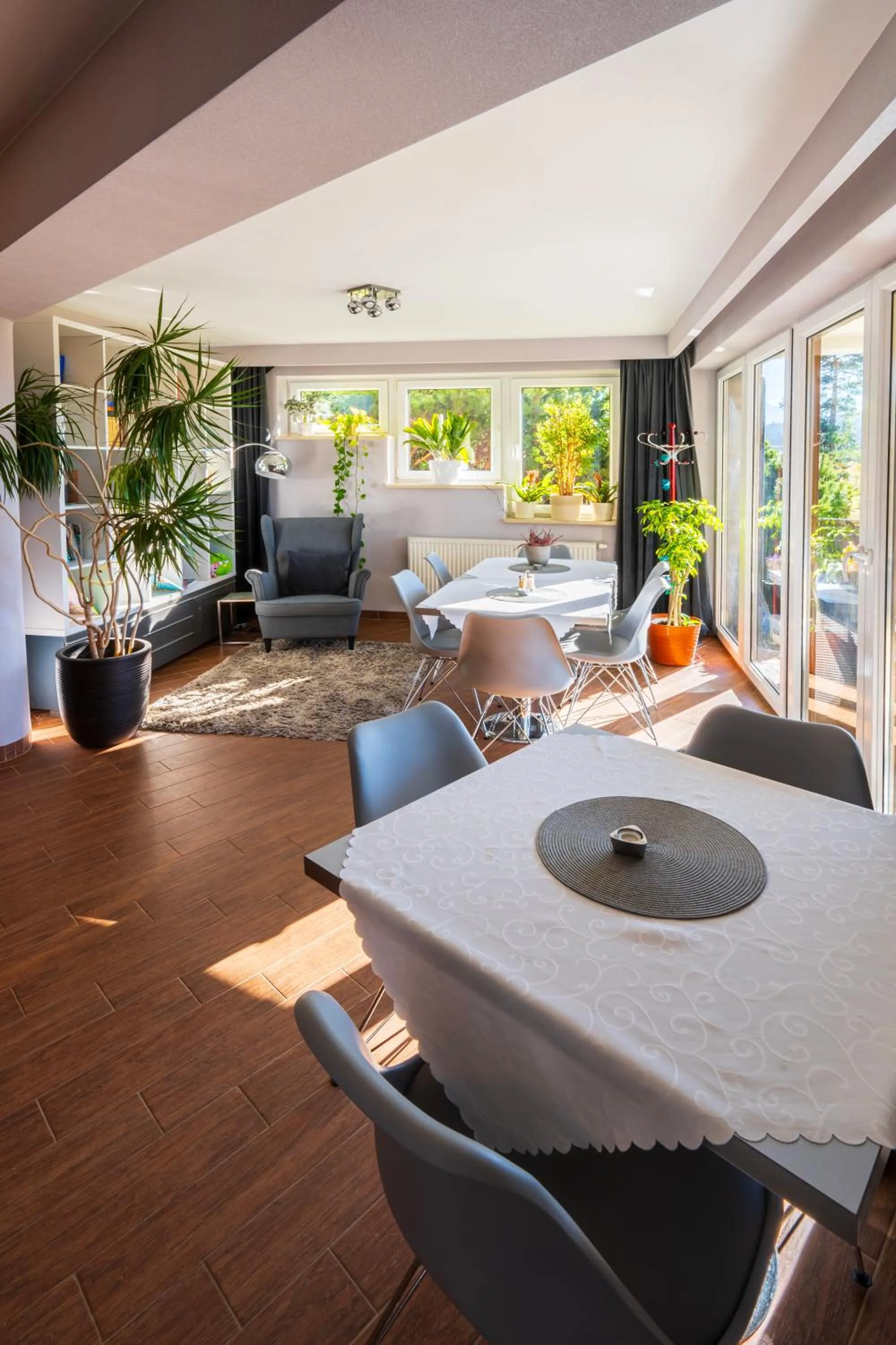 Breakfast in Villa Park