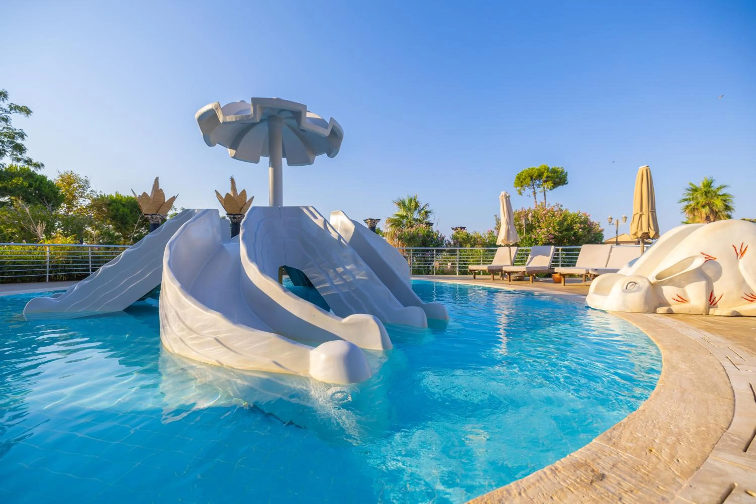 Swimming pool in LAUR HOTELS Experience & Elegance