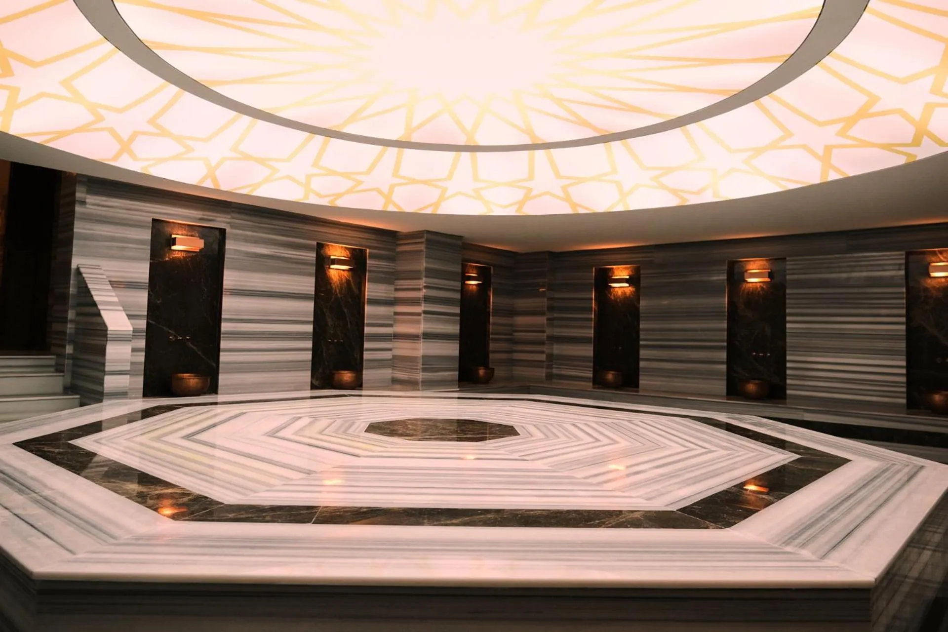 Public Bath in LAUR HOTELS Experience & Elegance