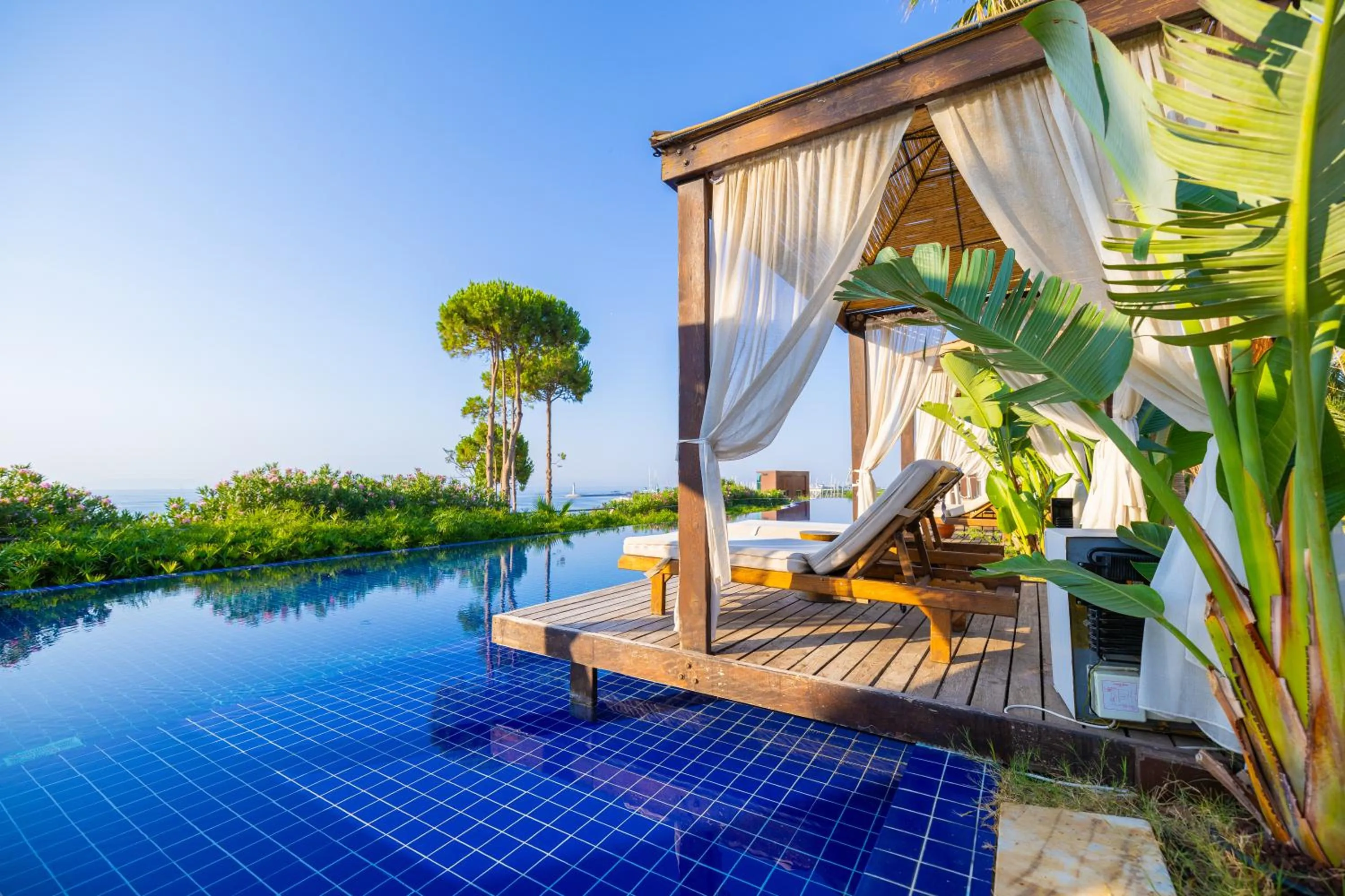 Swimming pool in LAUR HOTELS Experience & Elegance