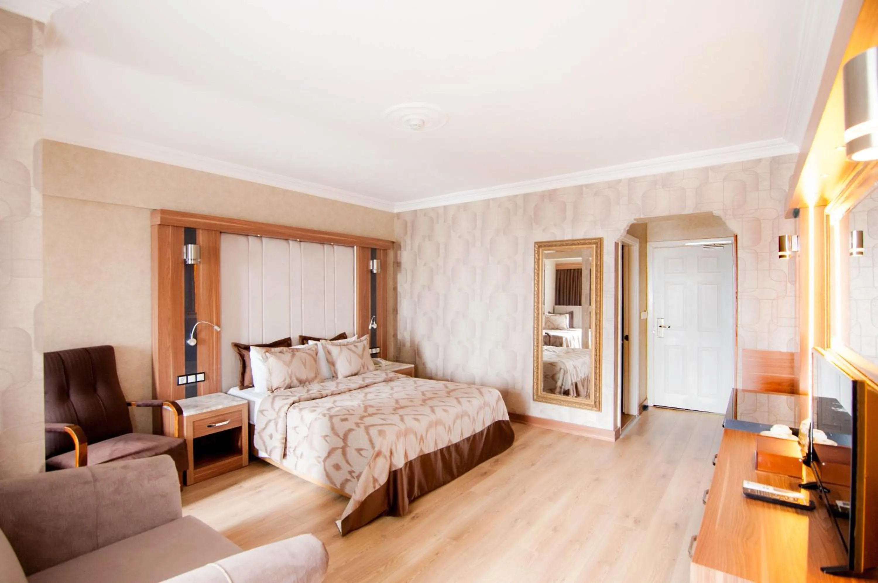 Photo of the whole room, Bed in LAUR HOTELS Experience & Elegance