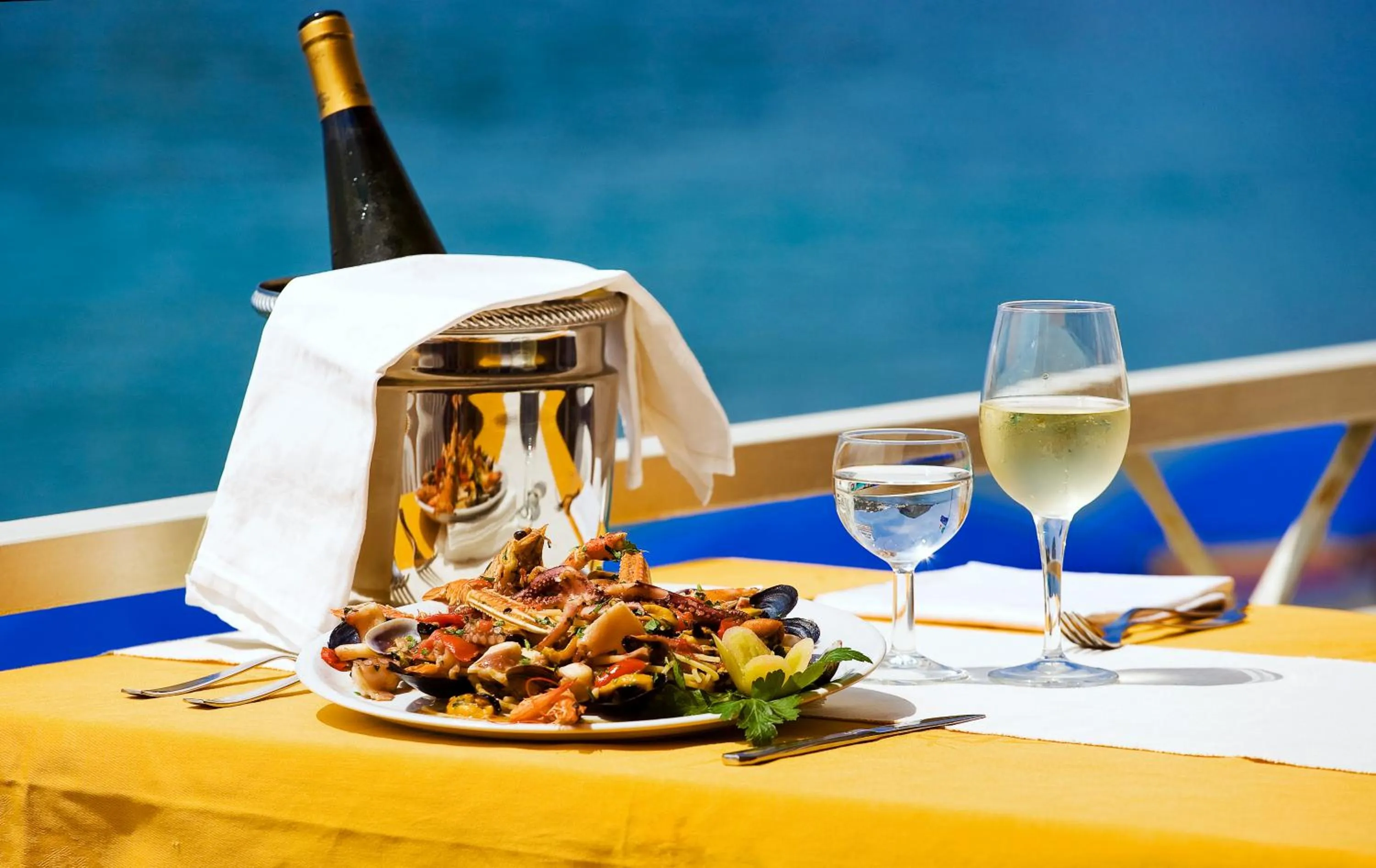 Food and drinks in Hotel Vittorio Beach Resort