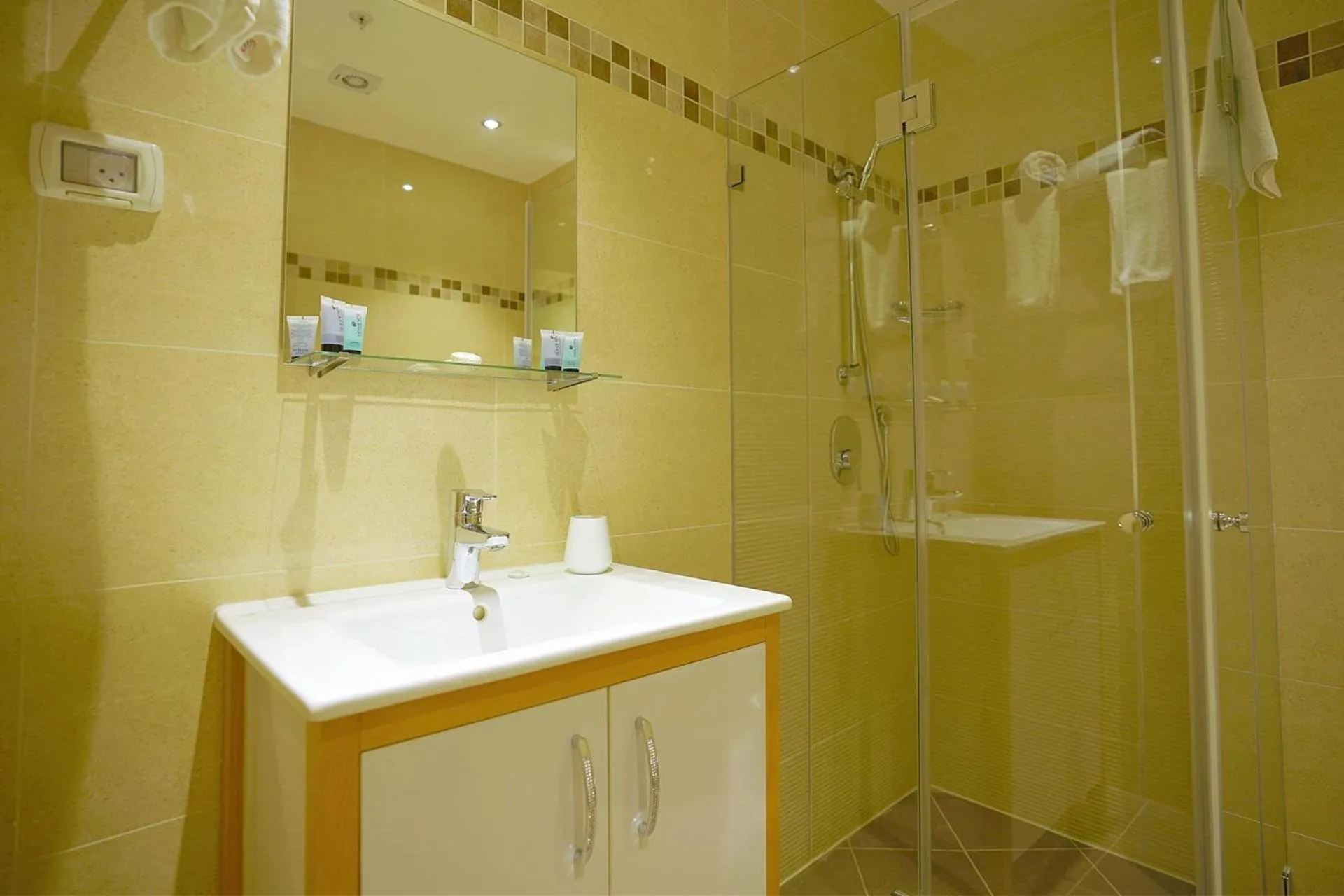 Shower in Sergei Palace Hotel