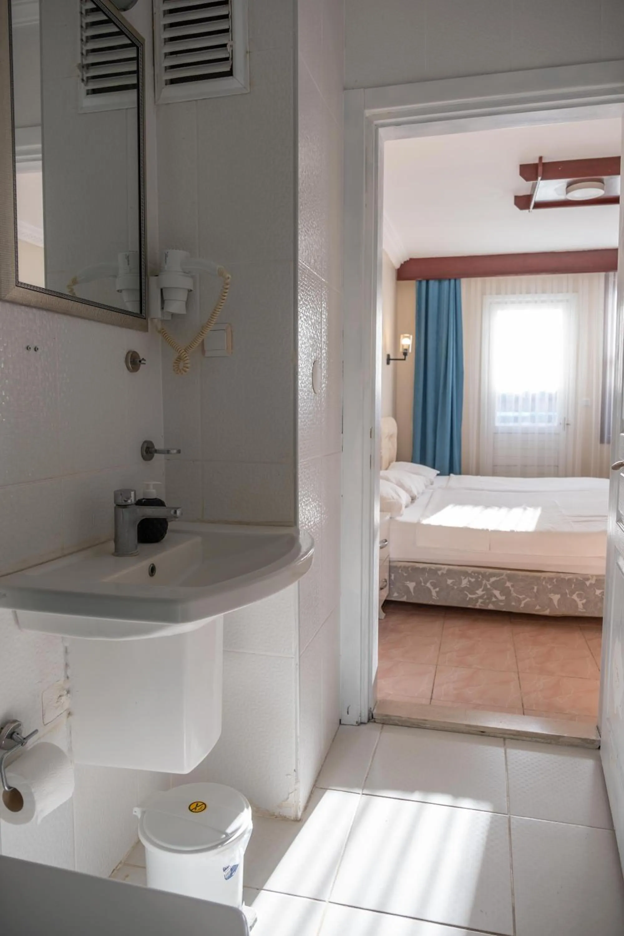 Bathroom, Bed in Arden Hotel