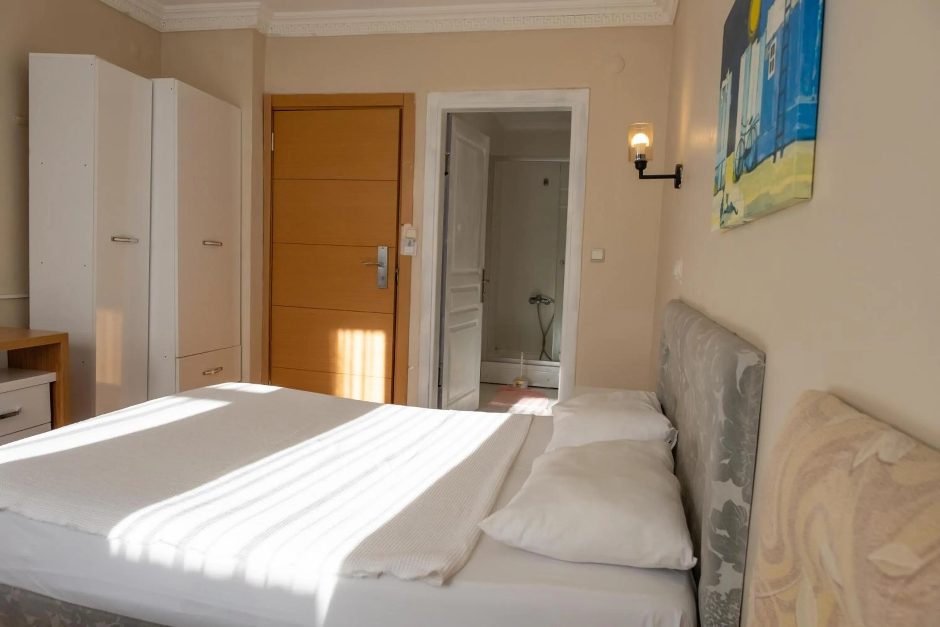 Photo of the whole room, Bed in Arden Hotel