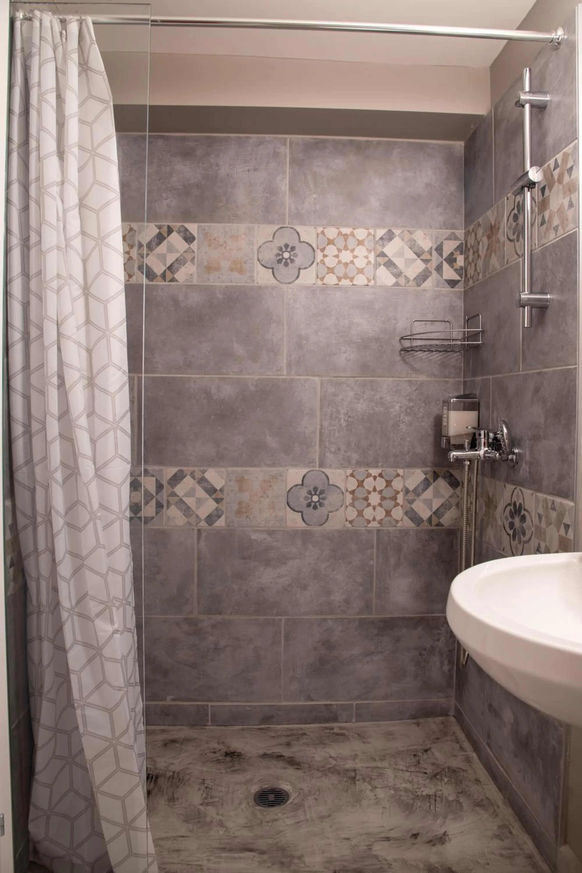 Shower in CHROMA Lodge Pikermi