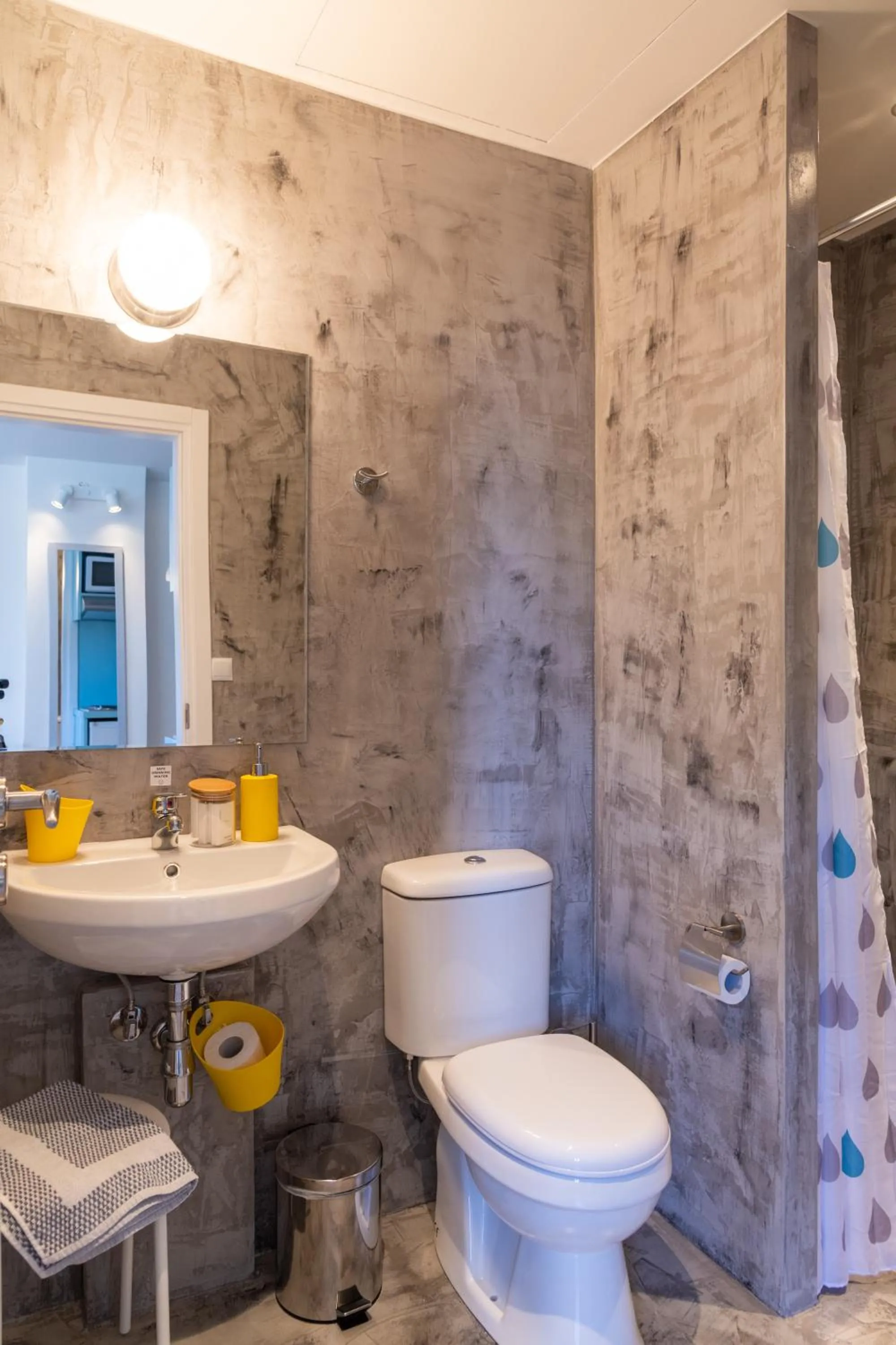 Shower in CHROMA Lodge Pikermi