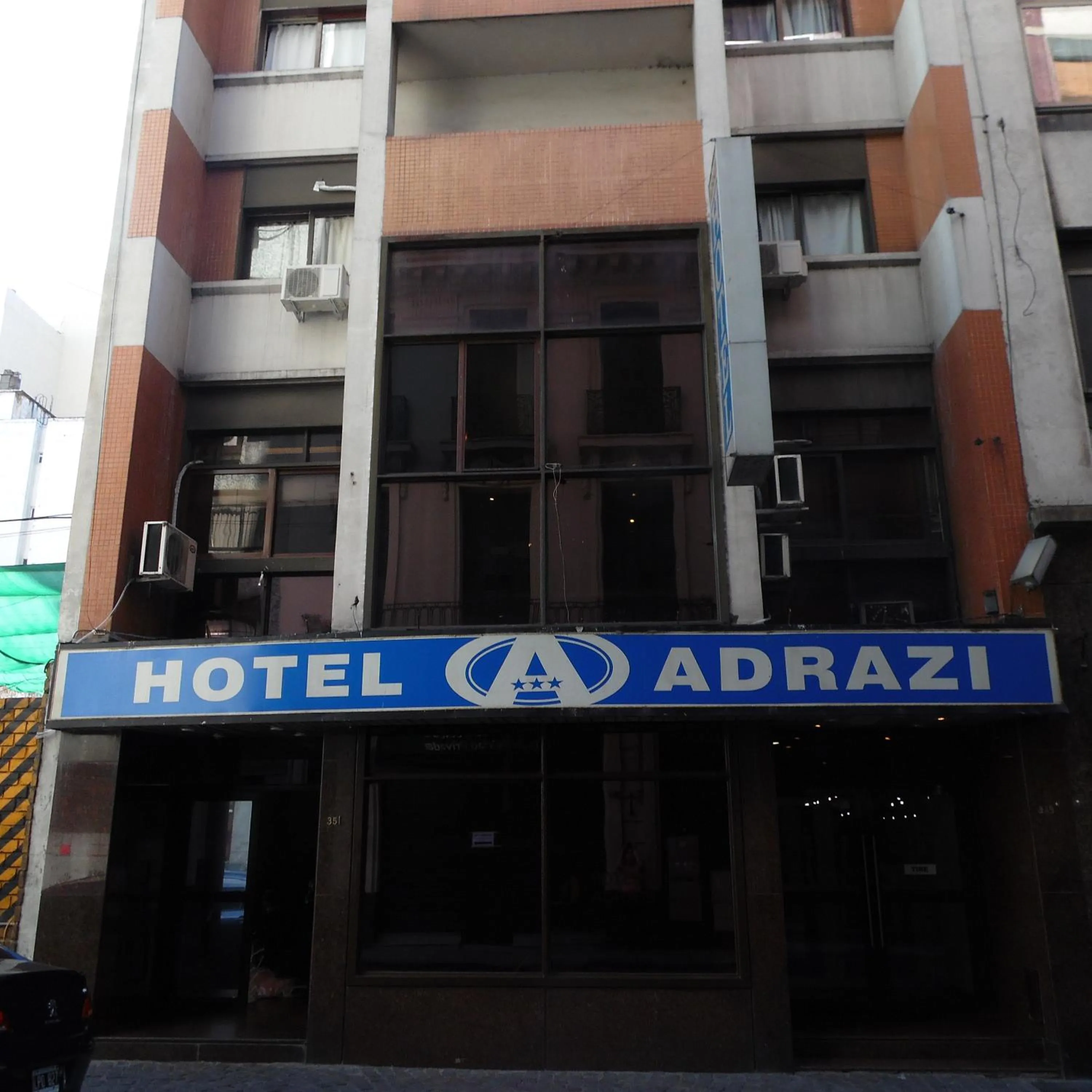 Facade/entrance in Adrazi Internacional