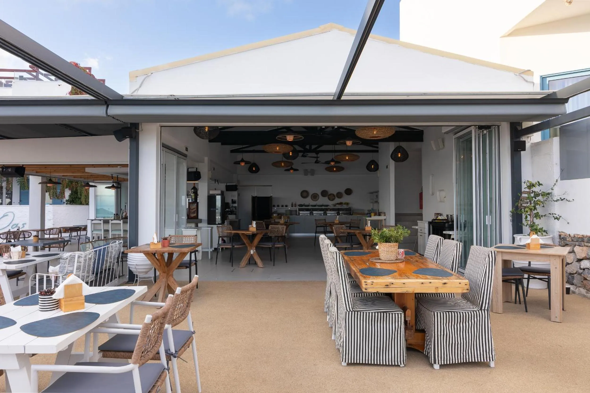 Restaurant/places to eat in Oasis Beach Hotel