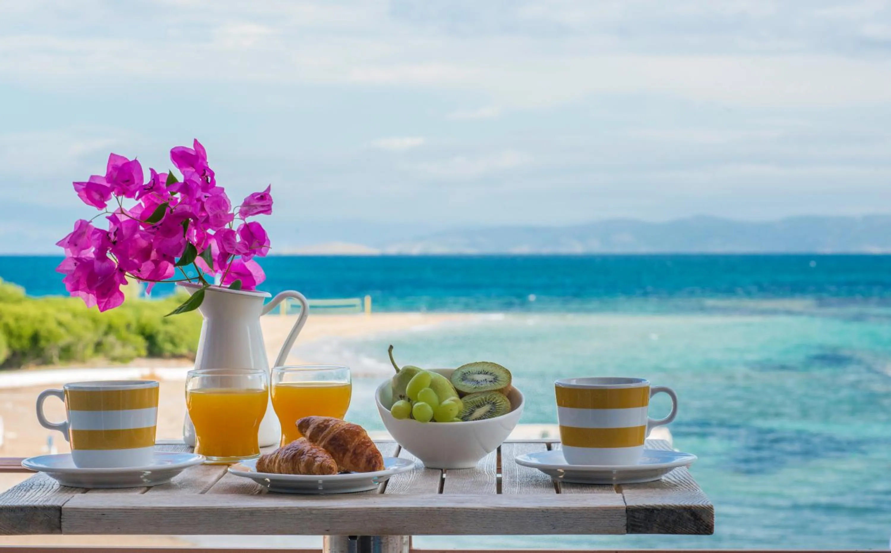 Lounge or bar in Oasis Beach Hotel