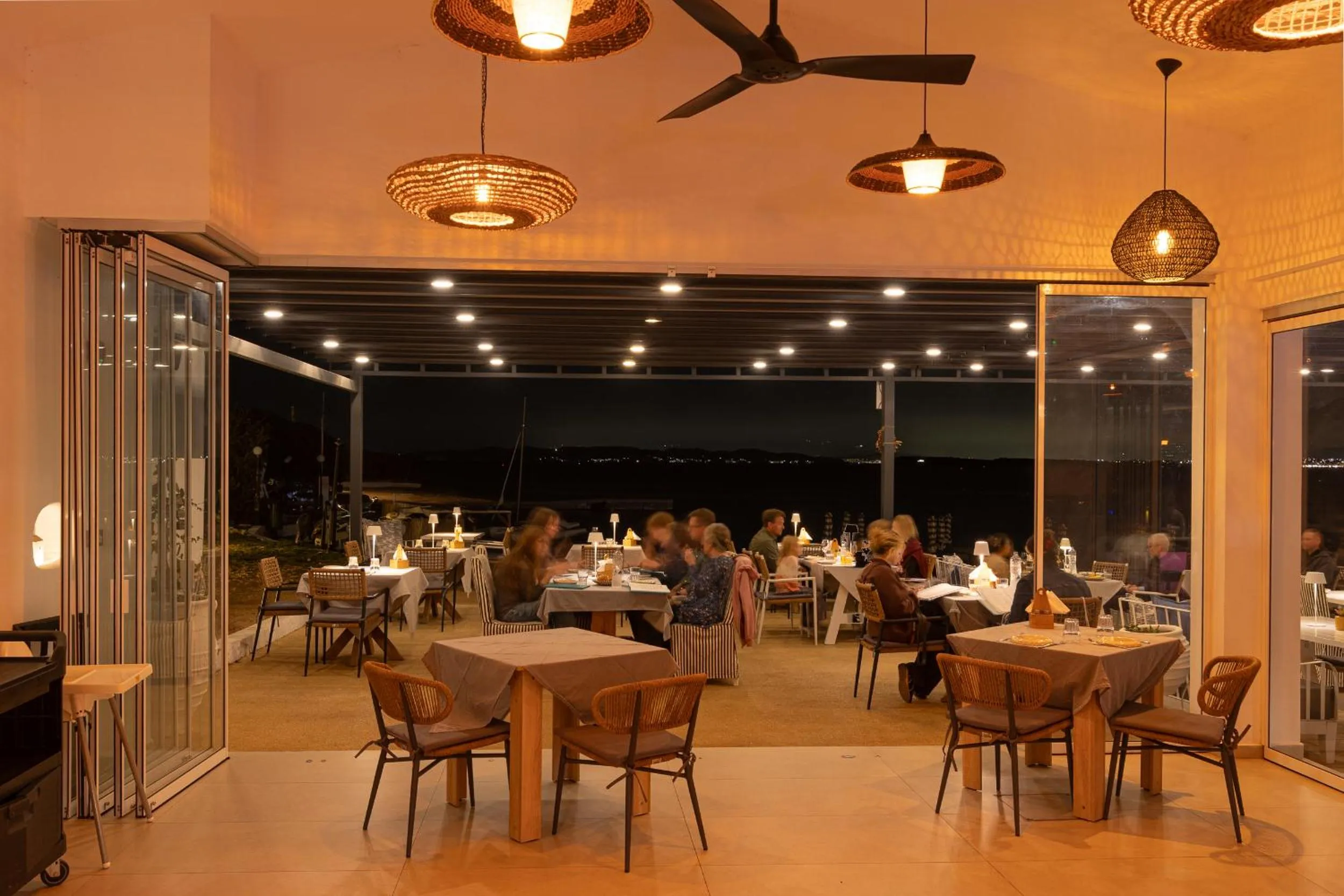 Restaurant/places to eat in Oasis Beach Hotel