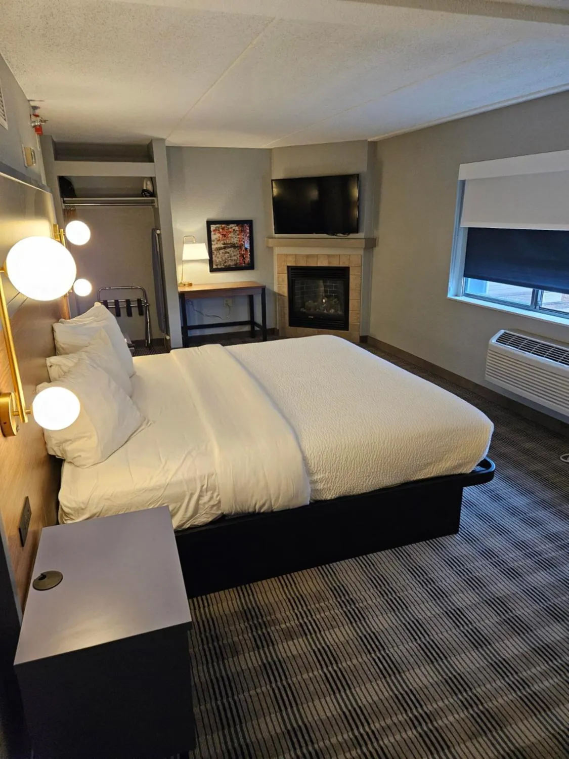 Property building, Bed in AmericInn by Wyndham Mounds View Minneapolis