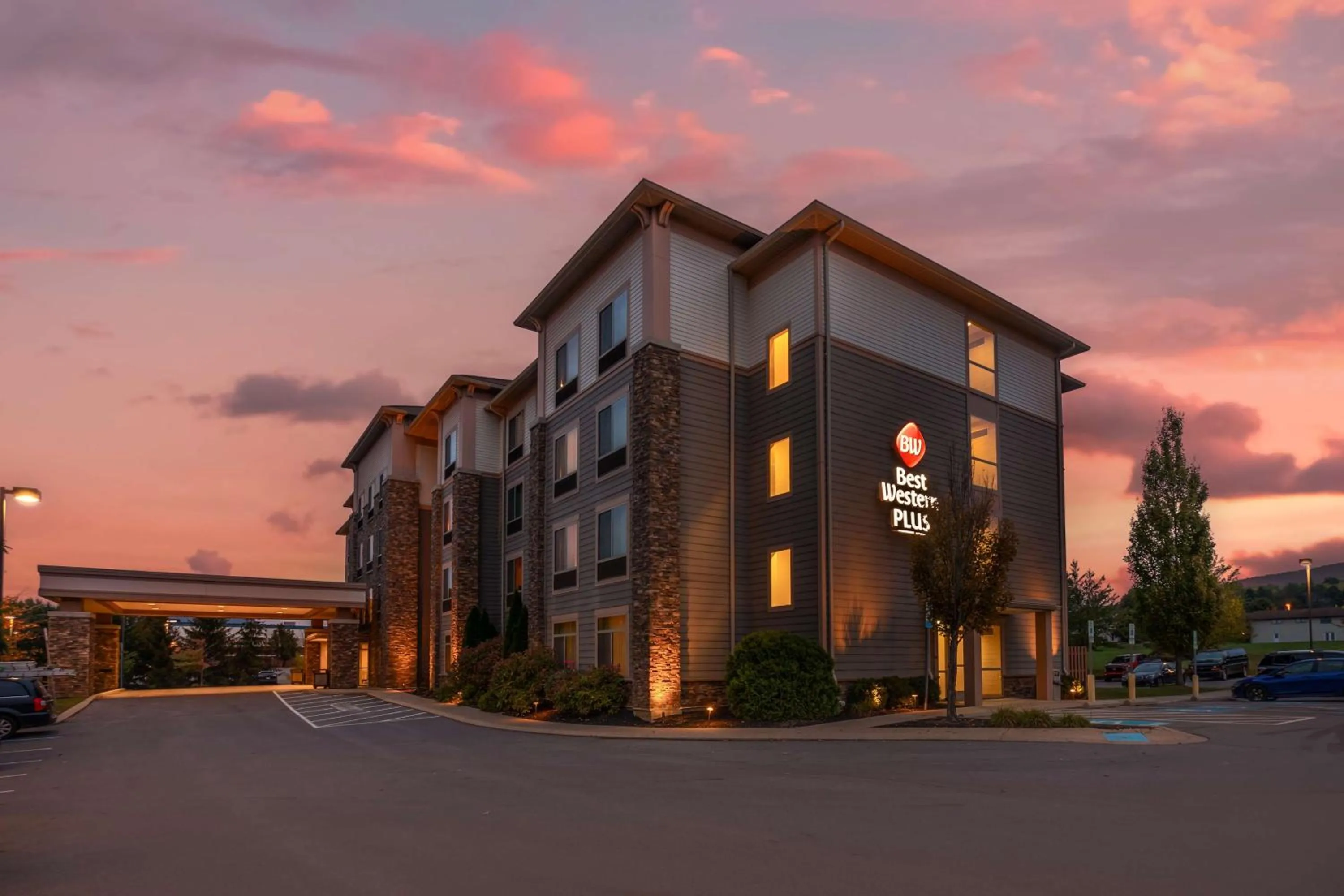 Property building in Best Western PLUS University Park Inn & Suites