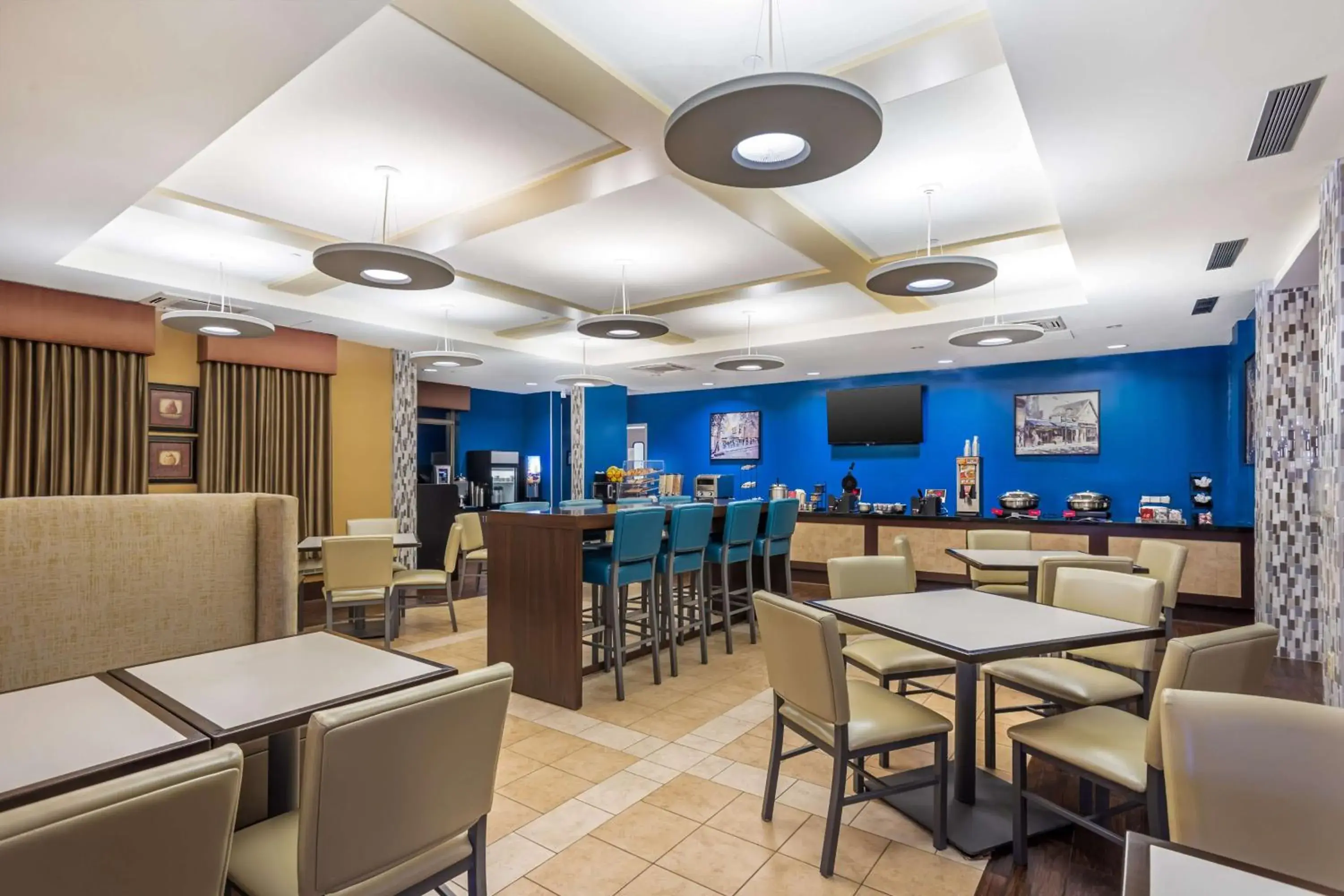 Breakfast in Best Western PLUS University Park Inn & Suites Breakfast in Best Western PLUS University Park Inn & Suites