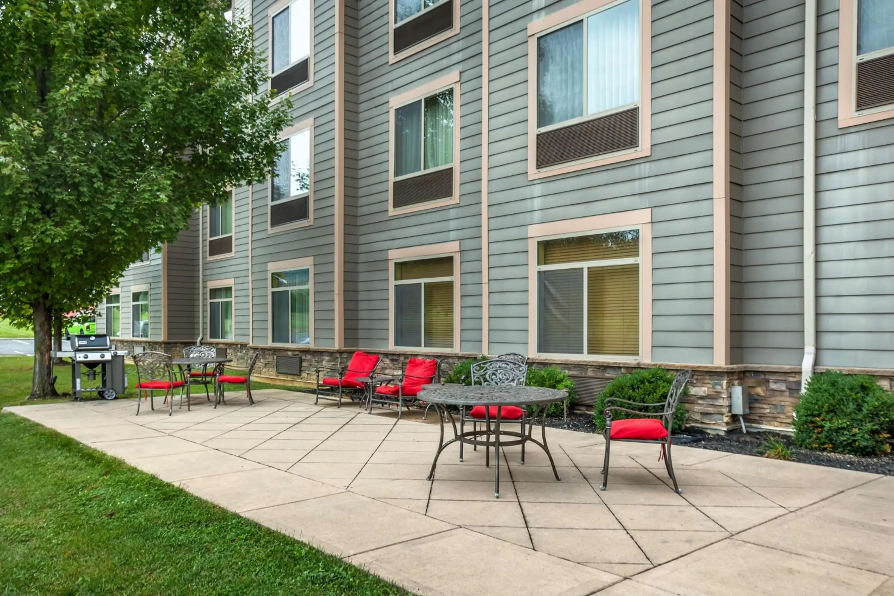 Property building in Best Western PLUS University Park Inn & Suites Property building in Best Western PLUS University Park Inn & Suites