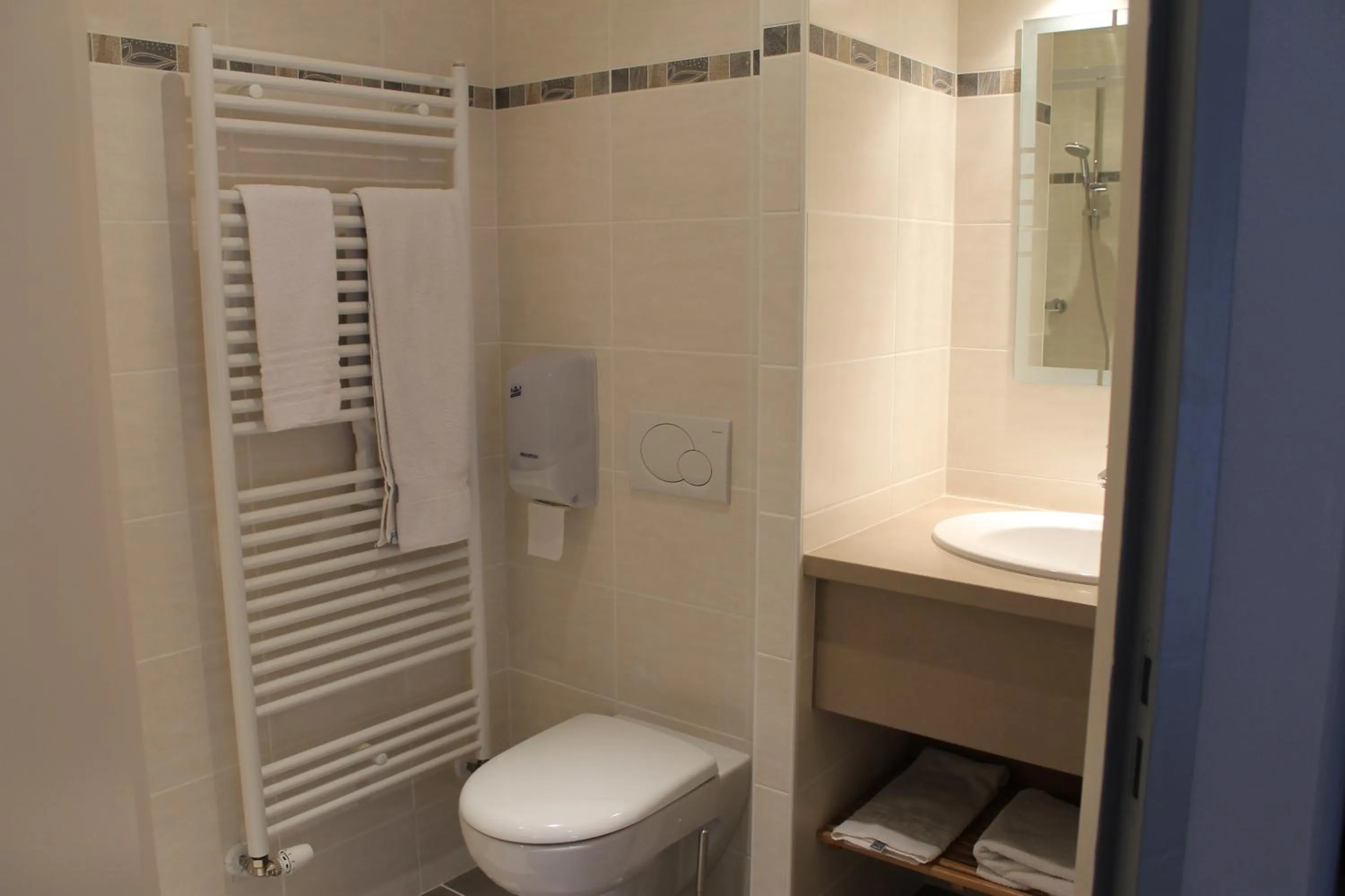 Bathroom in Hôtel Restaurant Le Moulin de Saint Verand