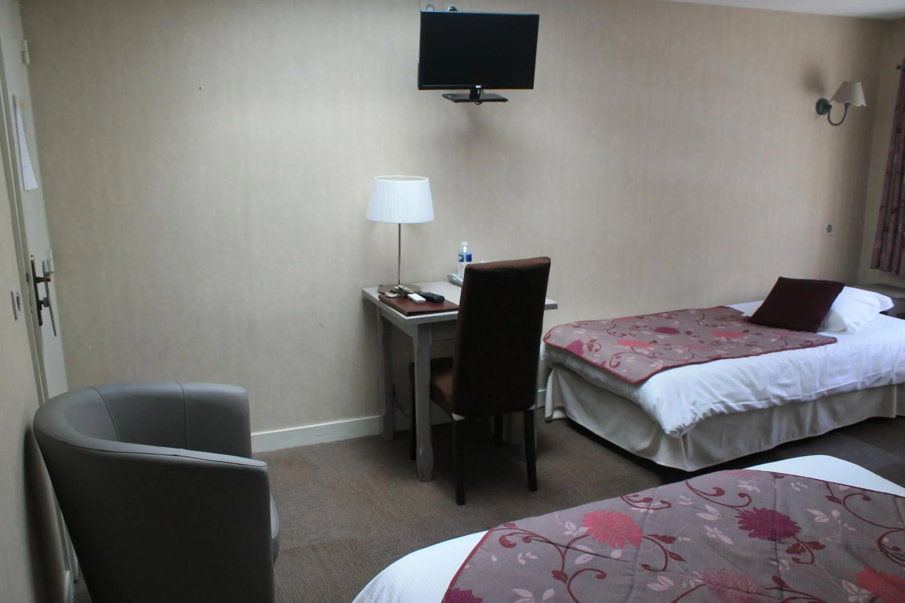 Photo of the whole room, Bed in Hôtel Restaurant Le Moulin de Saint Verand