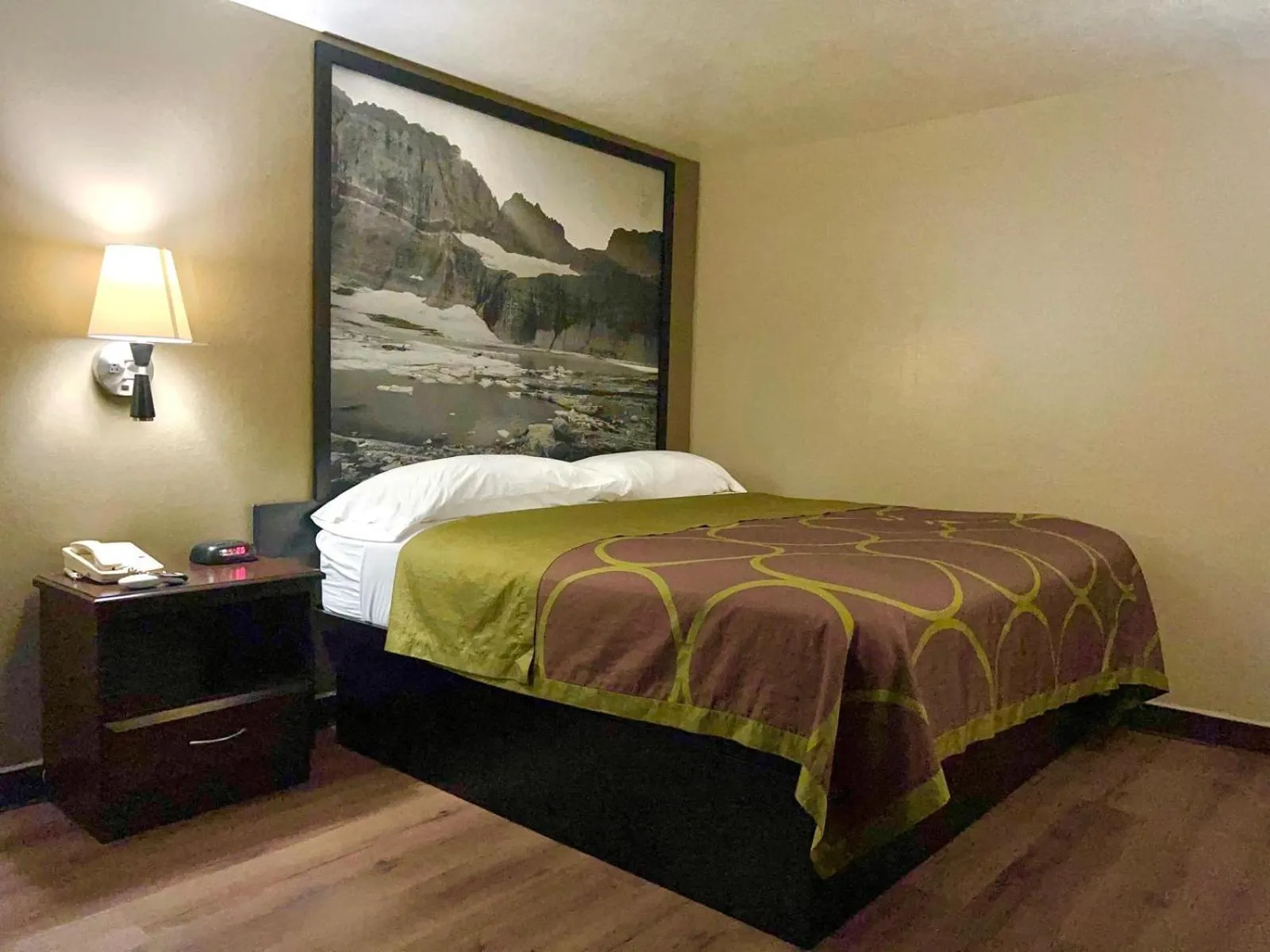 Bedroom, Bed in Super 8 by Wyndham Ogden, Utah