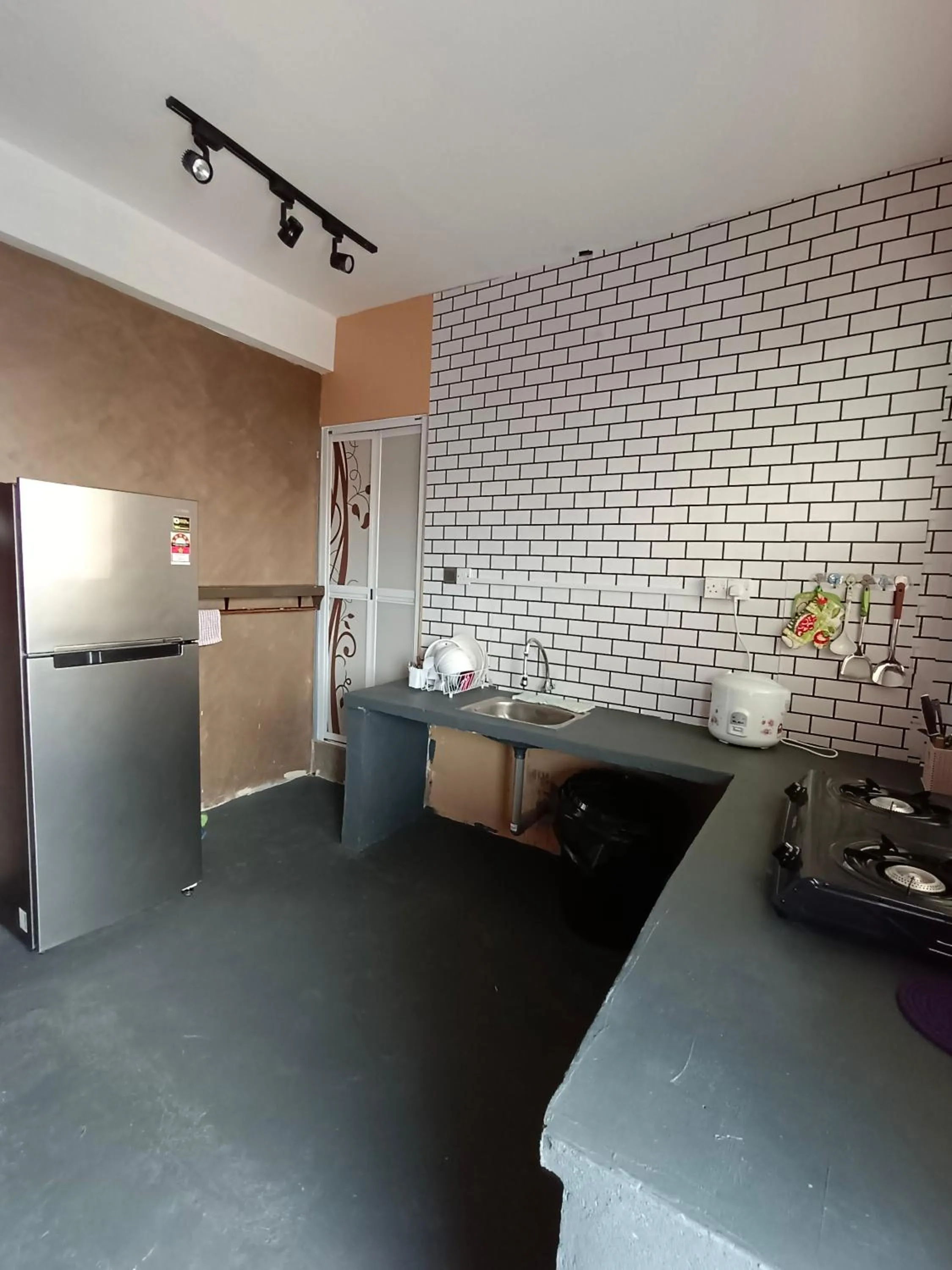 Kitchen or kitchenette in Cow B Homestay Semporna