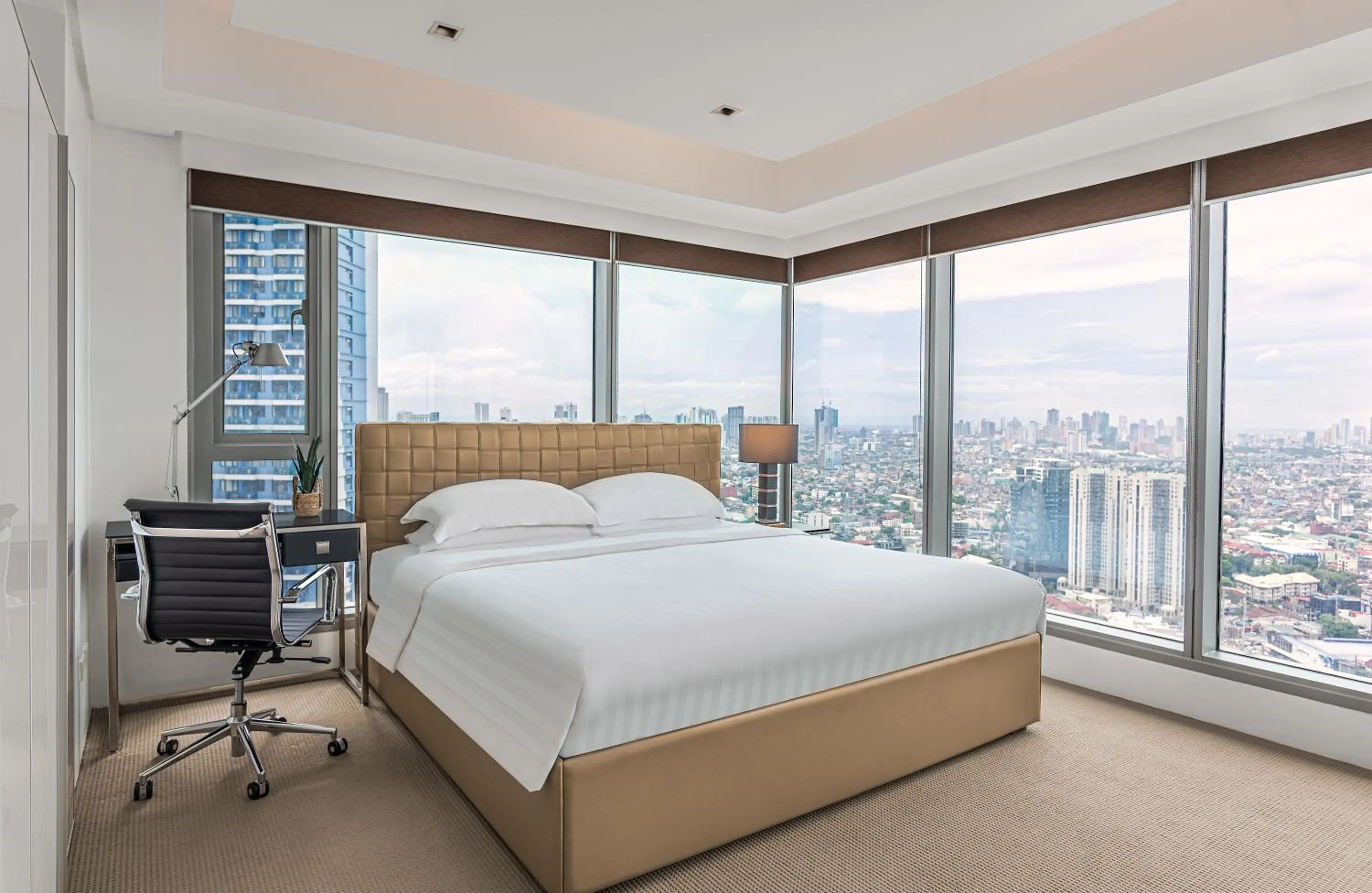 Bedroom, Bed in The Alpha Suites