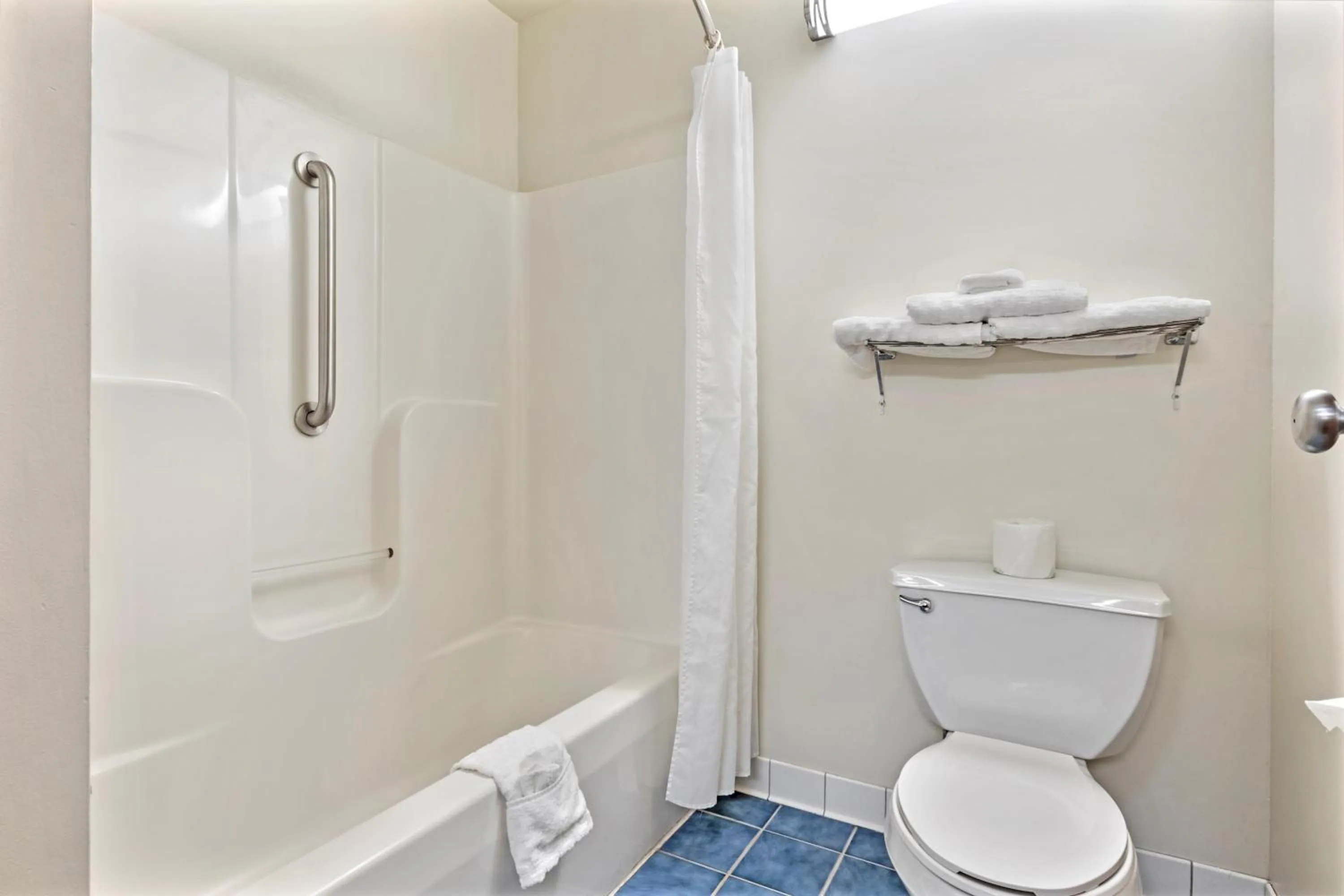 Bathroom in Best Western Clearlake Plaza