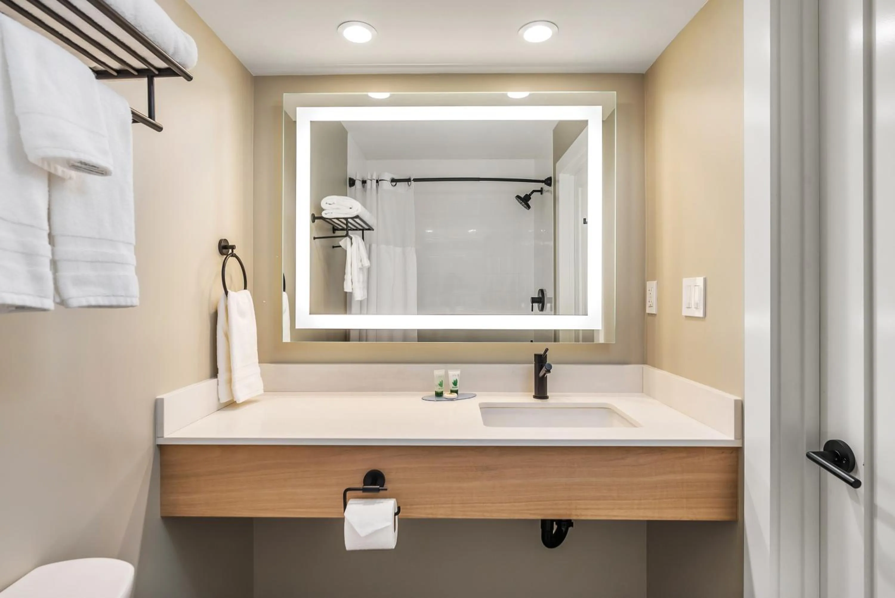 Bathroom in Chablis Inn