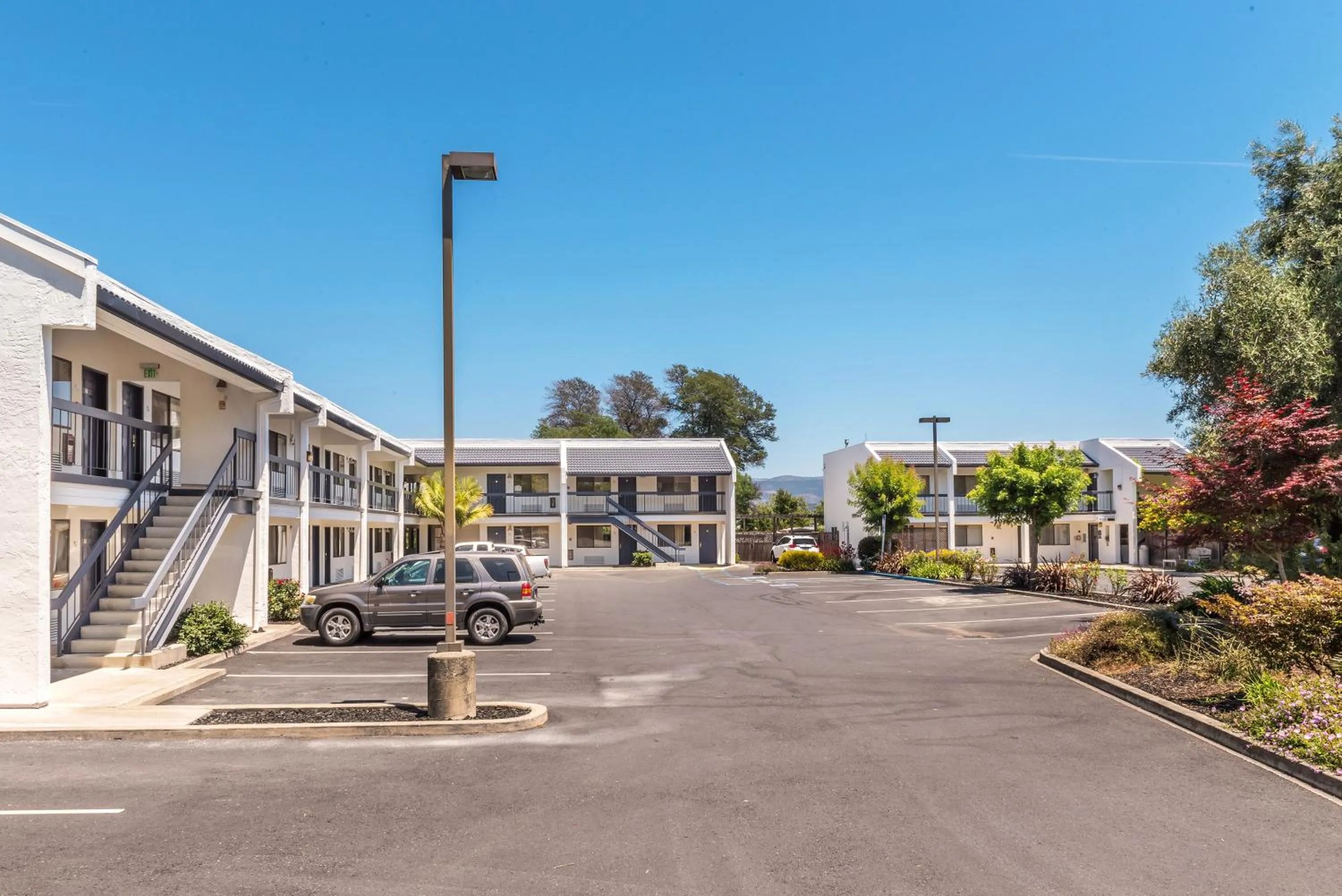 Facade/entrance in Chablis Inn