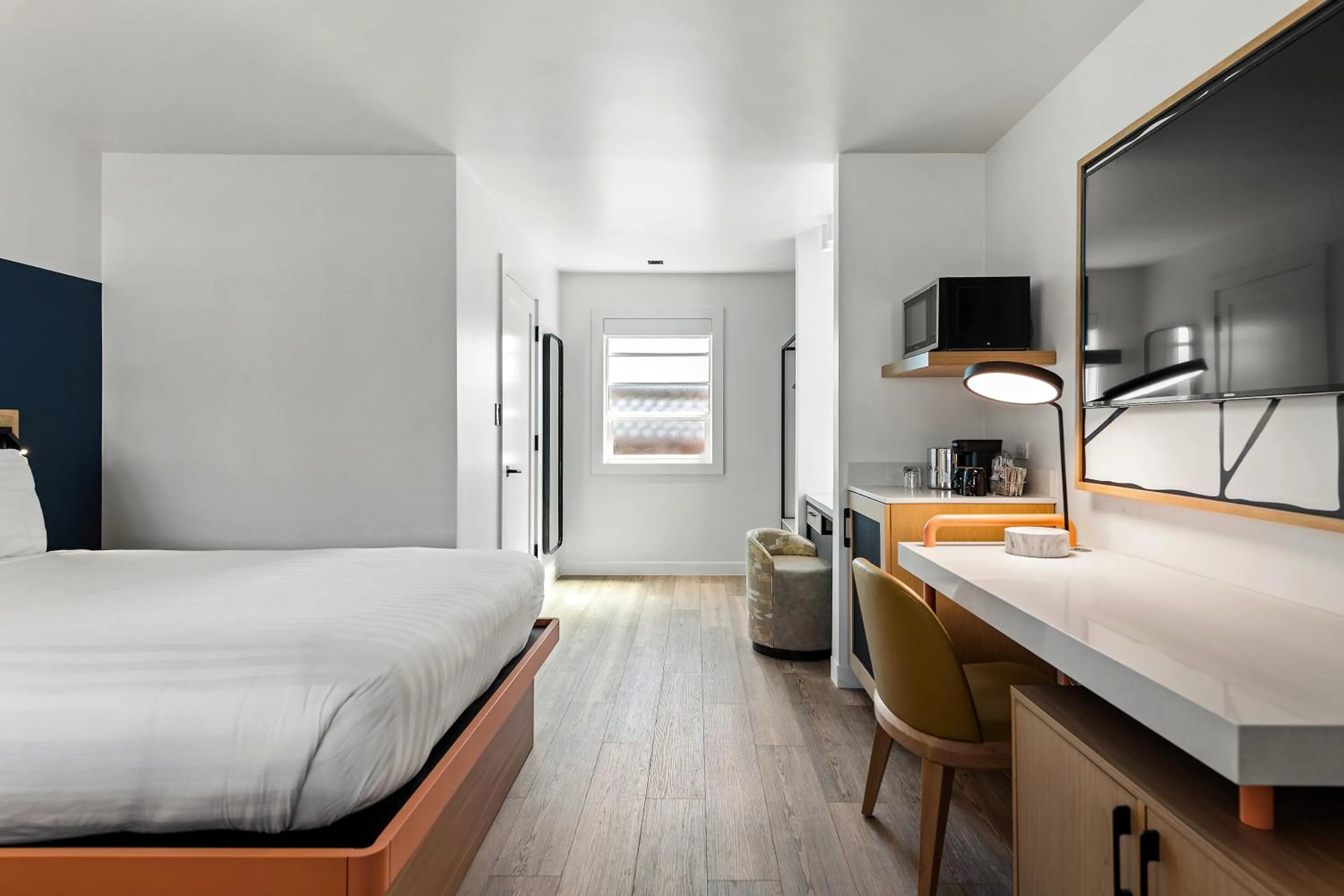 Photo of the whole room, Bed in Chablis Inn