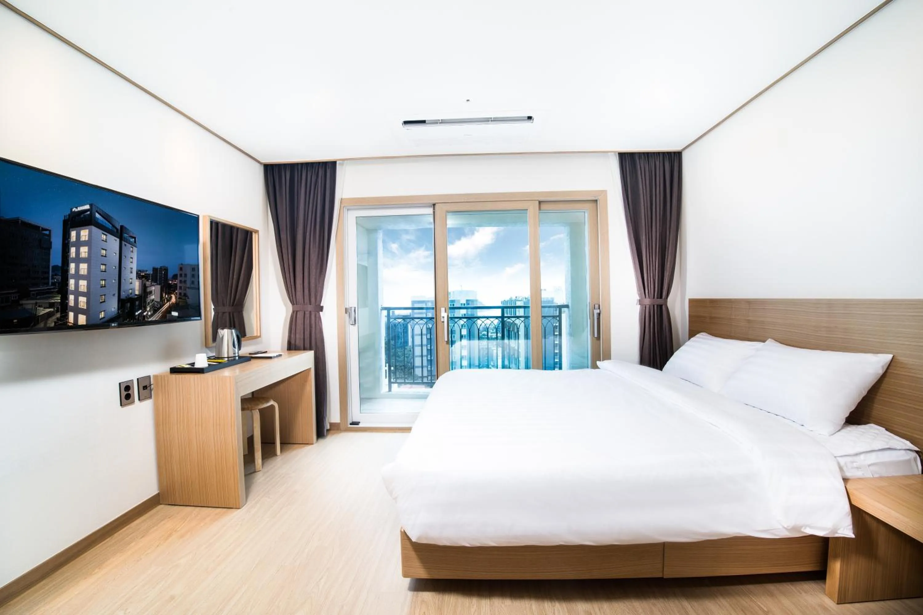 TV and multimedia, Bed in Hotel Run