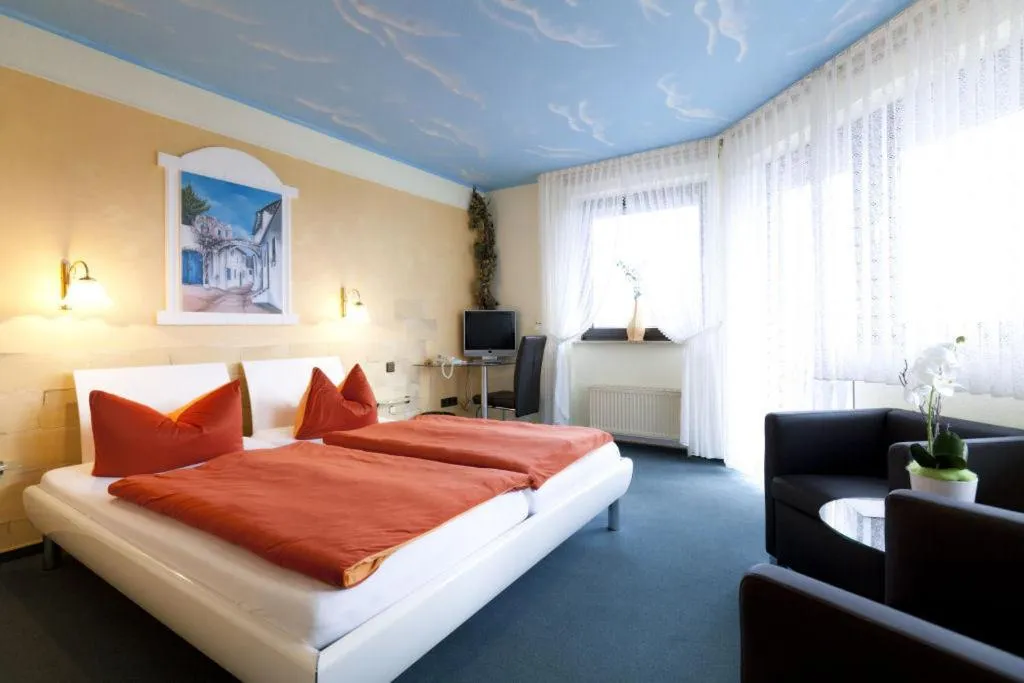 Photo of the whole room, Bed in Themen Hotel Terrassen Cafe