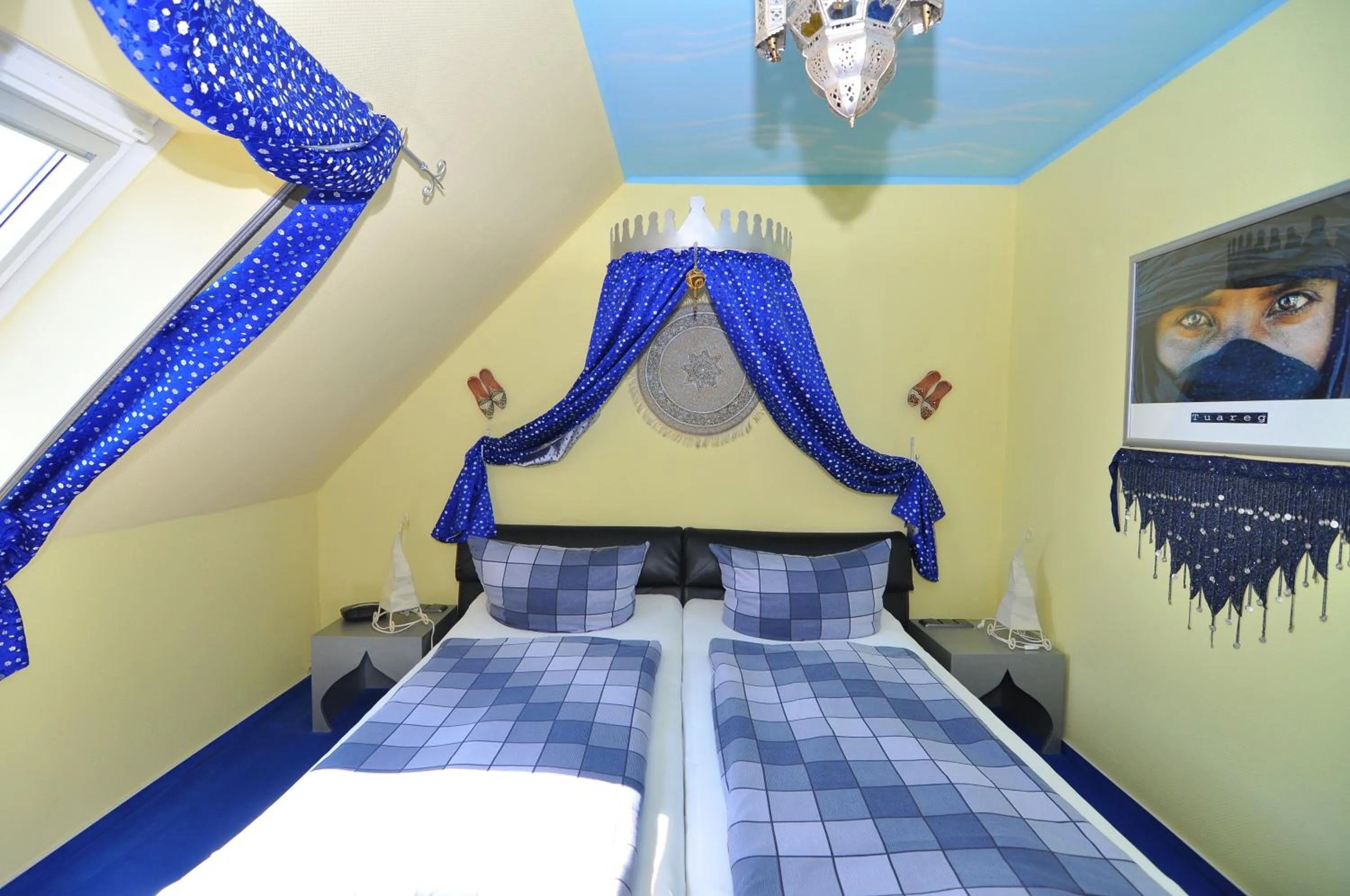 Photo of the whole room, Bed in Themen Hotel Terrassen Cafe