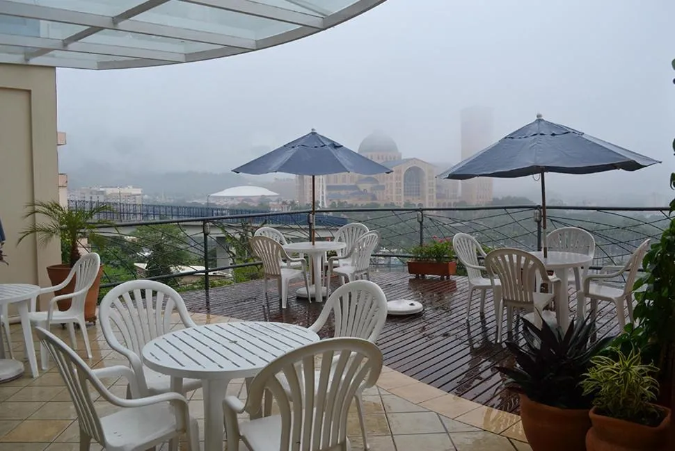 Restaurant/places to eat in Marge Hotel