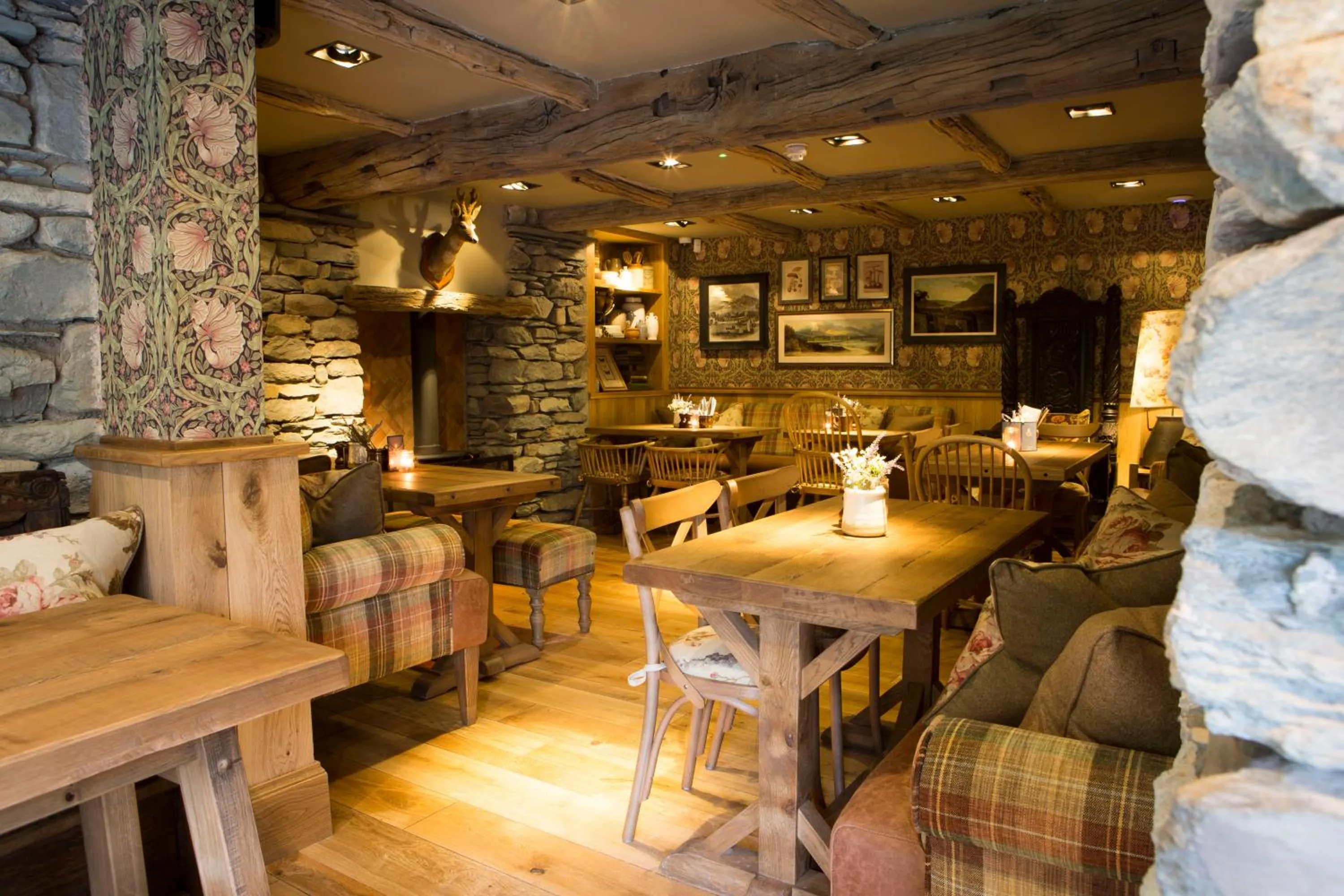 Restaurant/places to eat in The Queen's Head Hotel