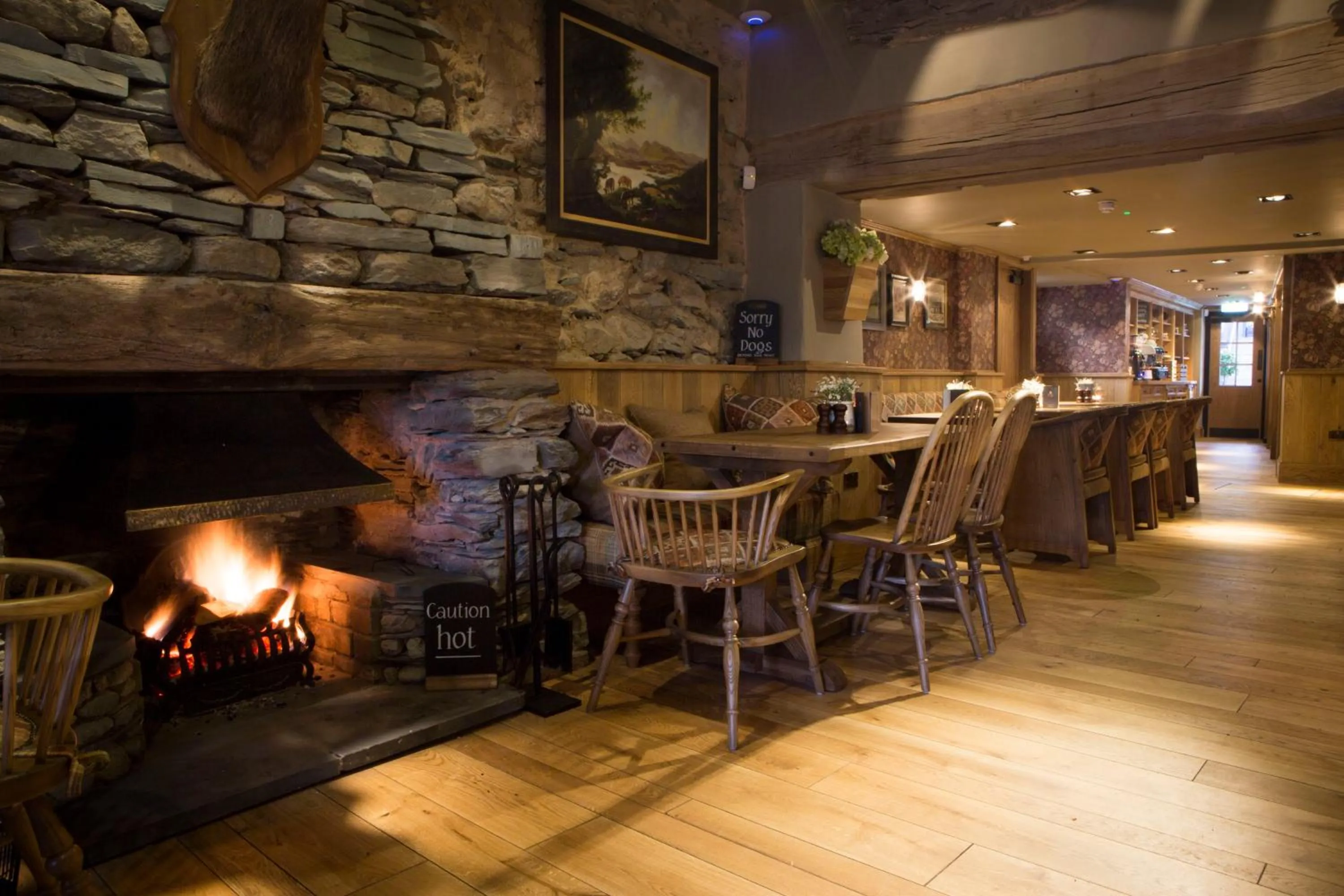 Restaurant/places to eat in The Queen's Head Hotel