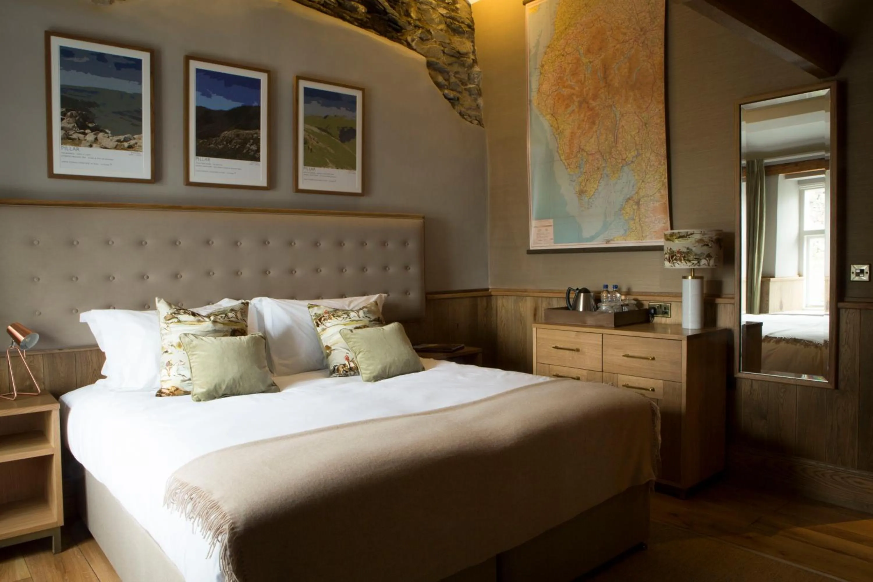 Photo of the whole room, Bed in The Queen's Head Hotel