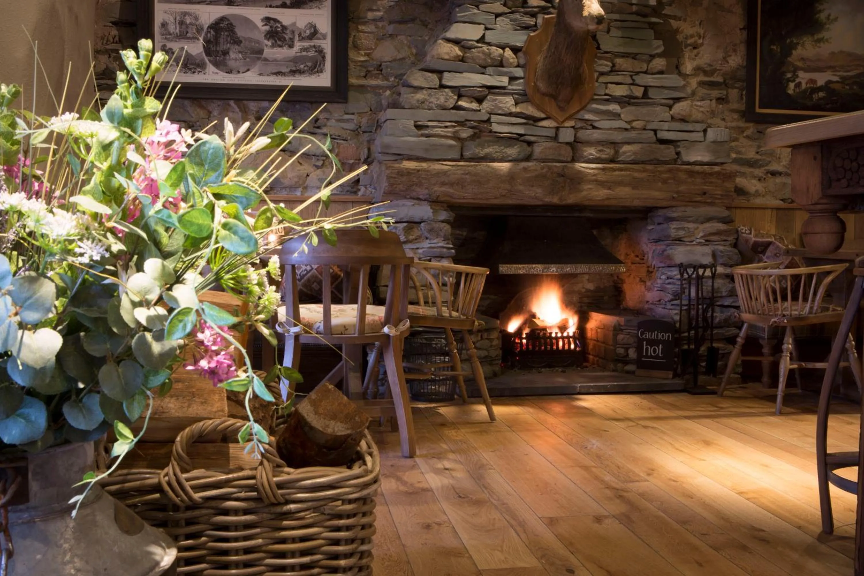 Restaurant/places to eat in The Queen's Head Hotel