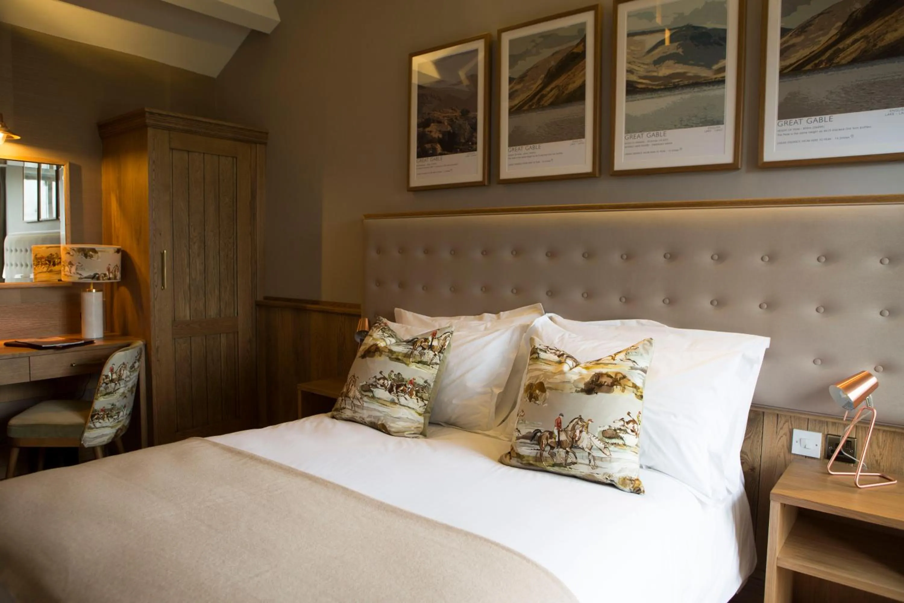 Bed in The Queen's Head Hotel