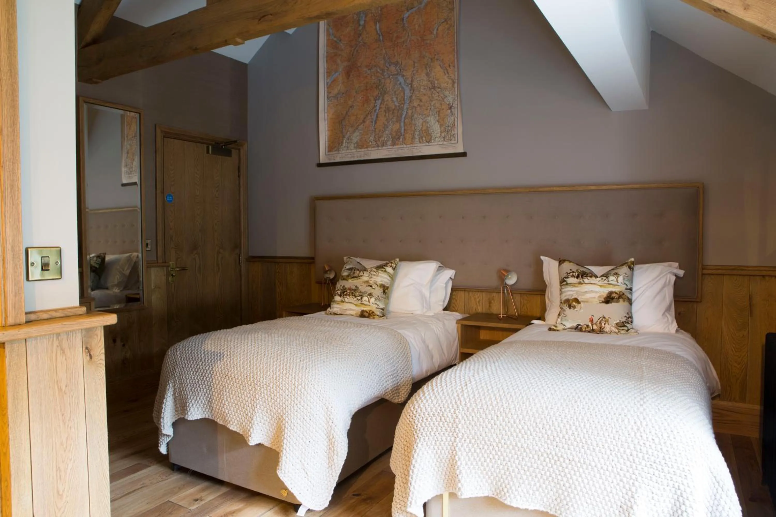 Photo of the whole room, Bed in The Queen's Head Hotel