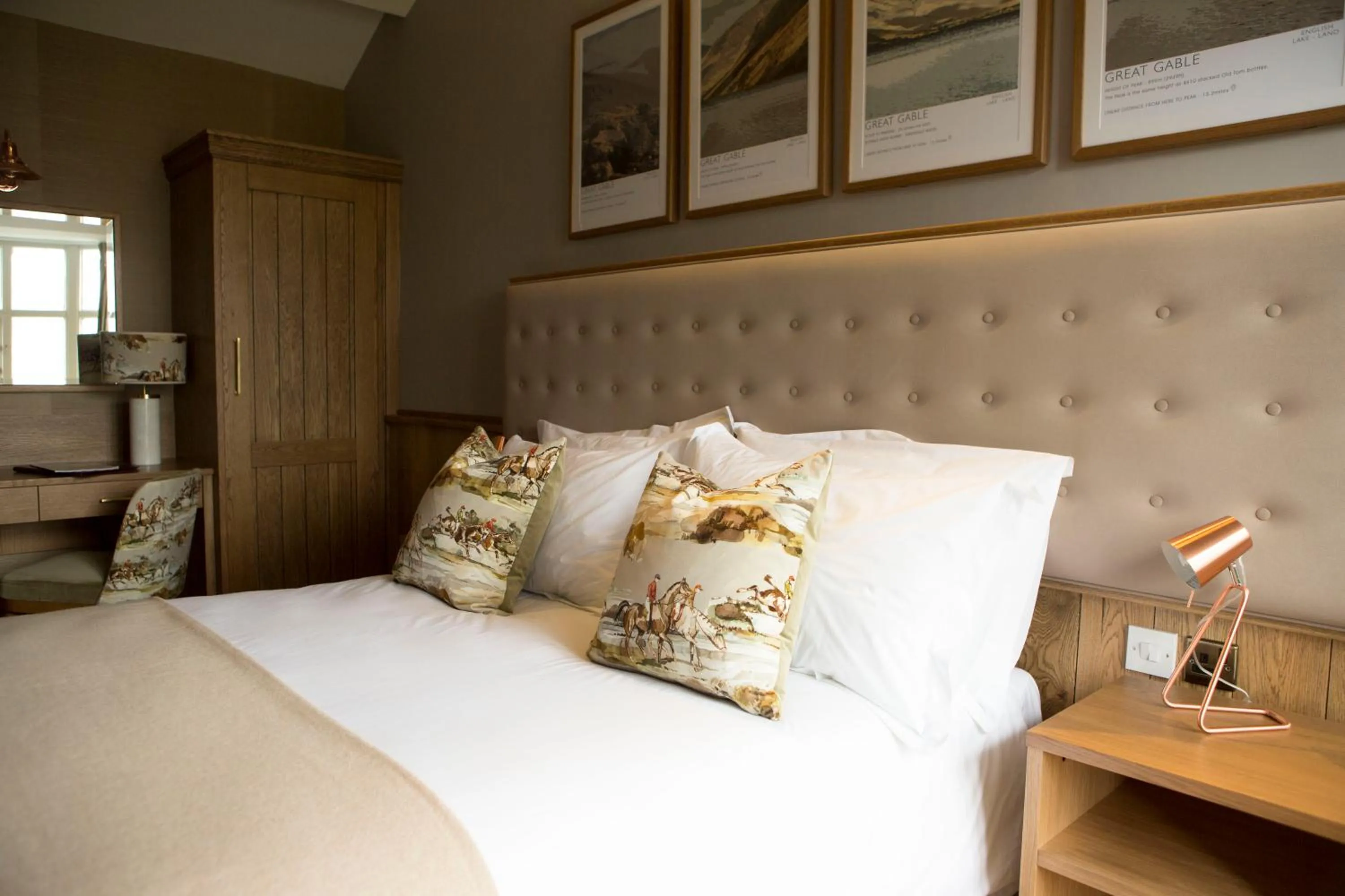 Photo of the whole room, Bed in The Queen's Head Hotel