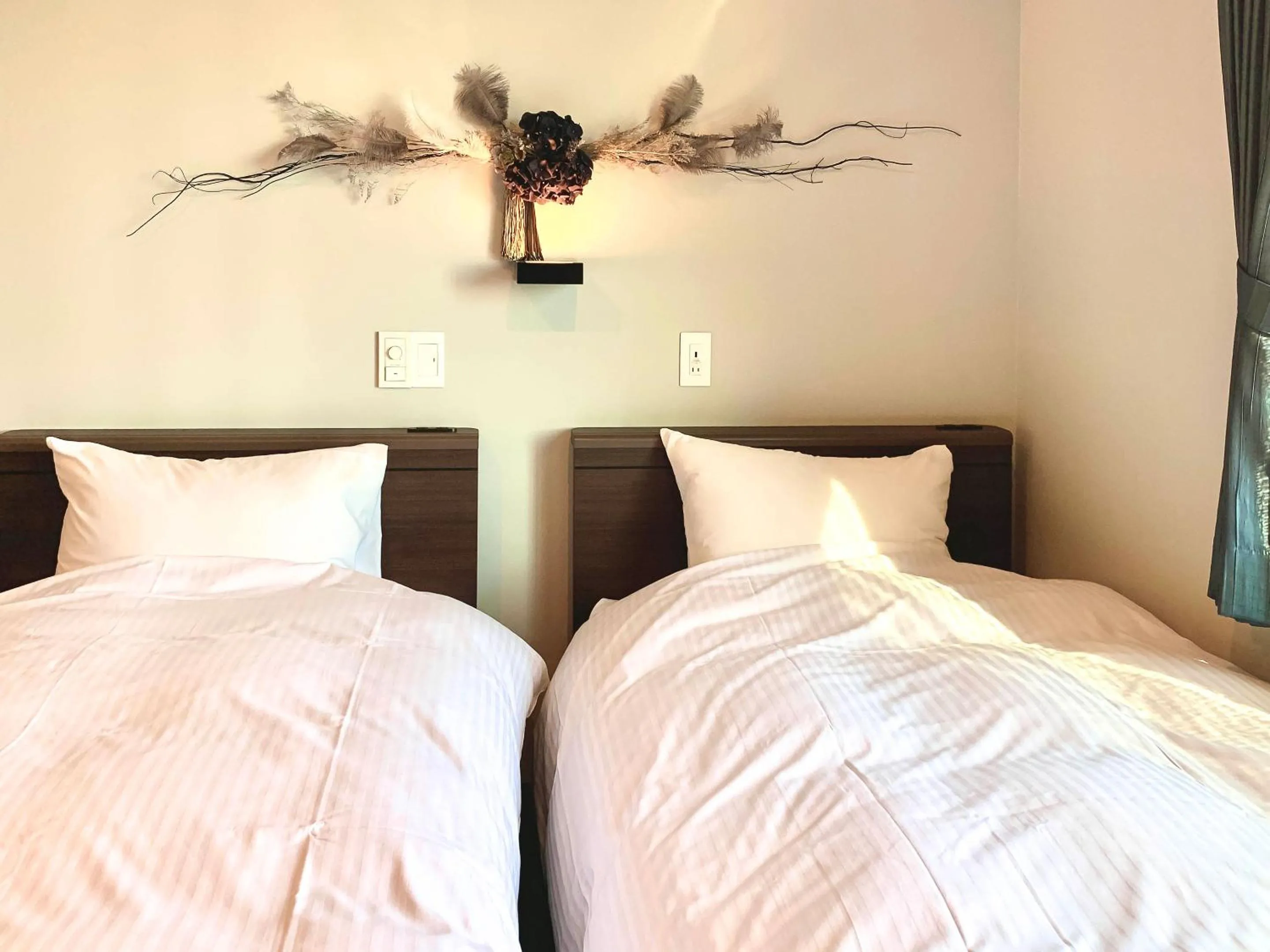 Photo of the whole room, Bed in Sparky’s House