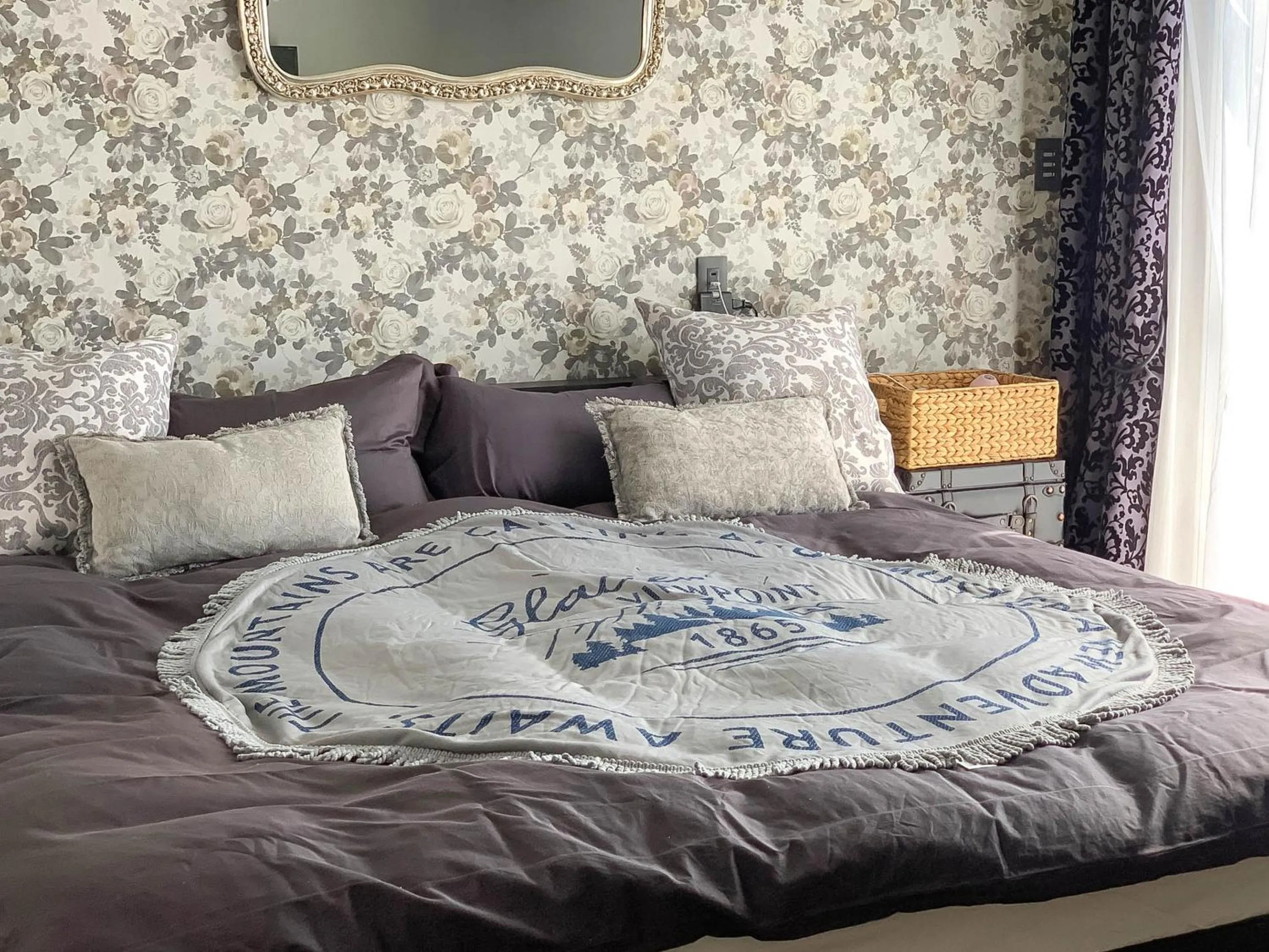 Photo of the whole room, Bed in Sparky’s House