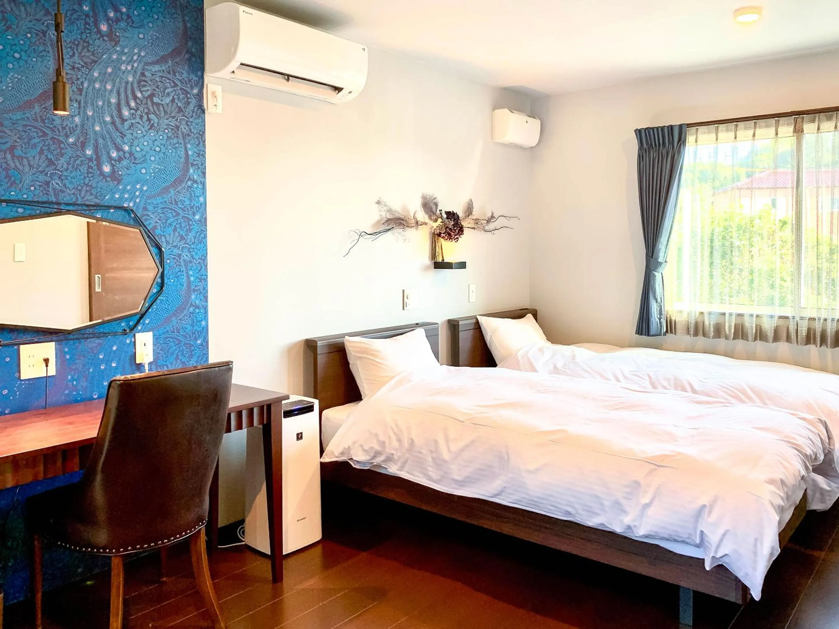 Photo of the whole room, Bed in Sparky’s House