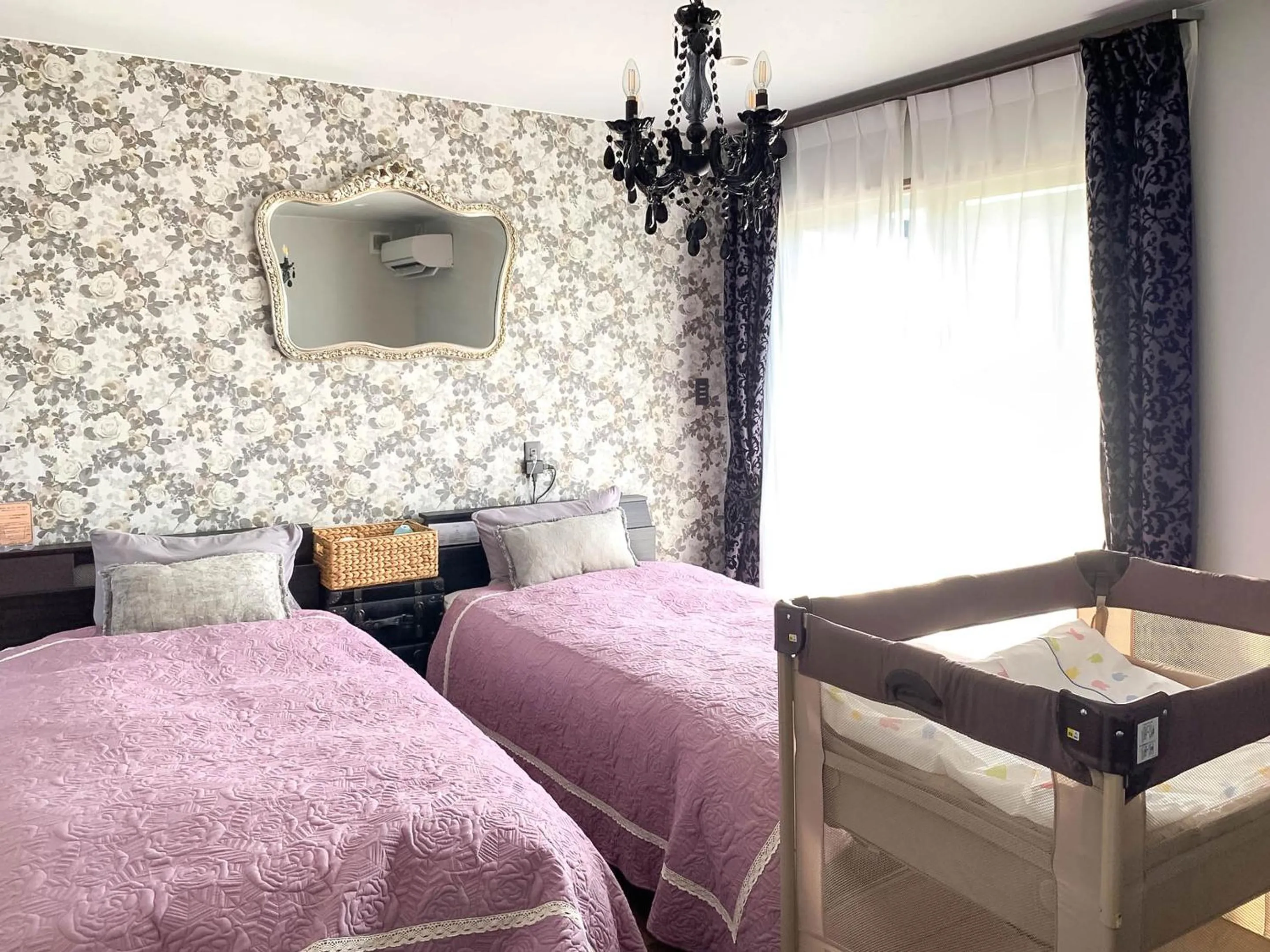 Photo of the whole room, Bed in Sparky’s House