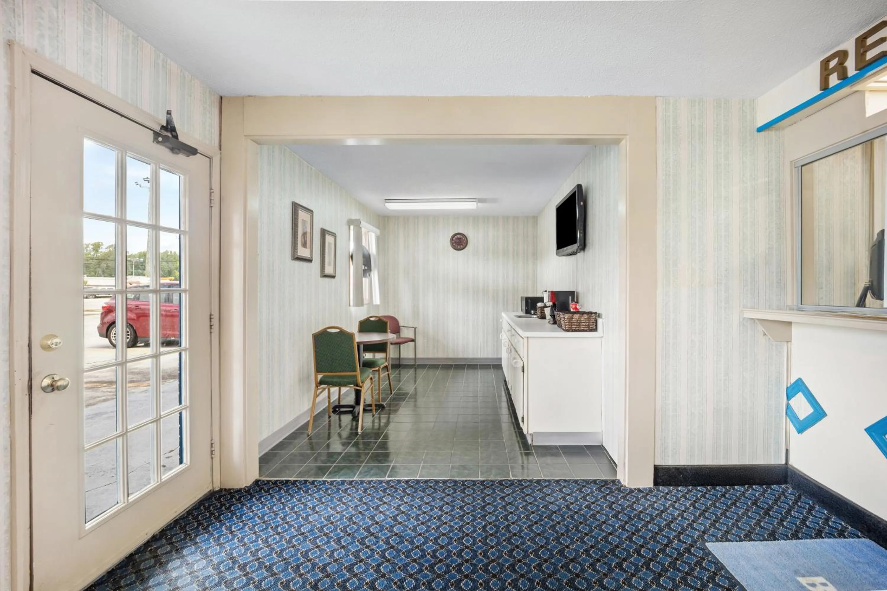 TV and multimedia in Americas Best Value Inn - Roxboro